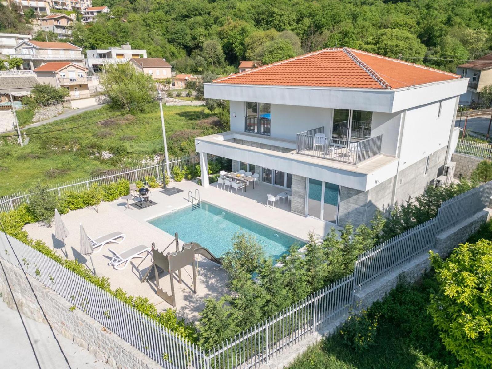Three-Bedroom Villa photo 2