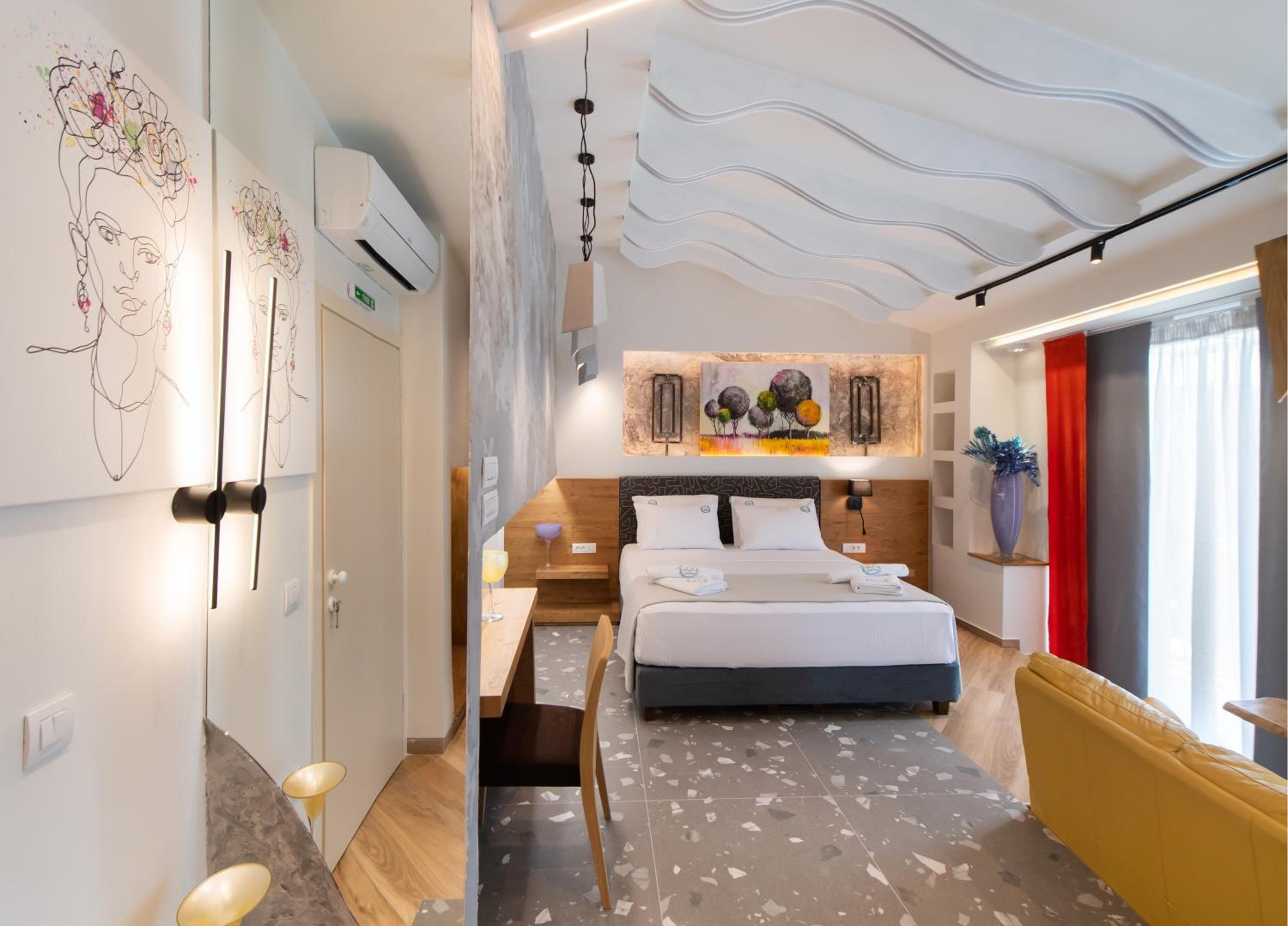 Deluxe King Suite photo 1