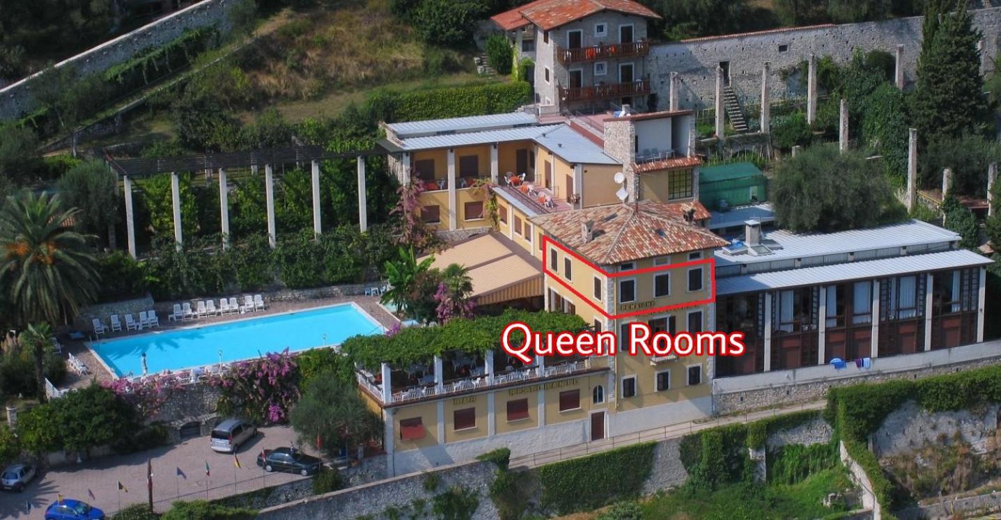 Queen Room with Lake View - Photo 2