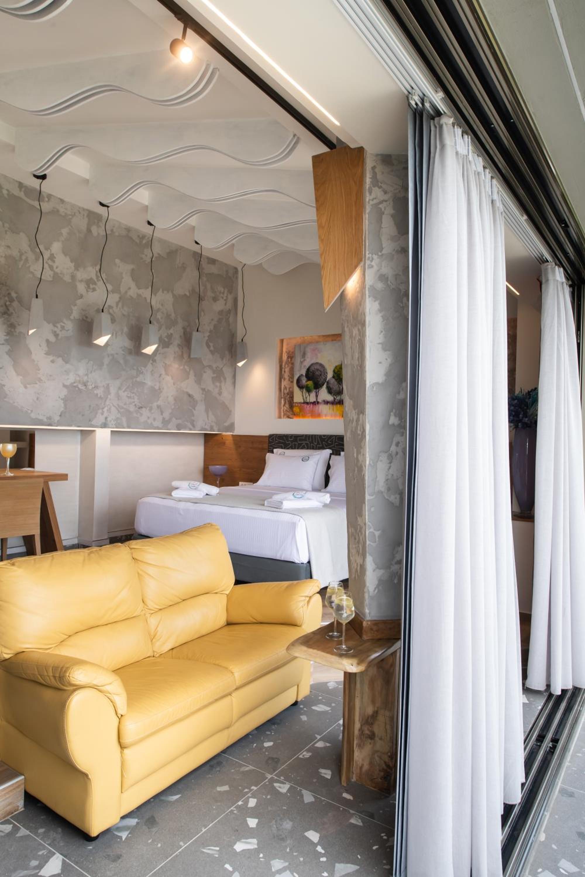 Deluxe King Suite photo 3