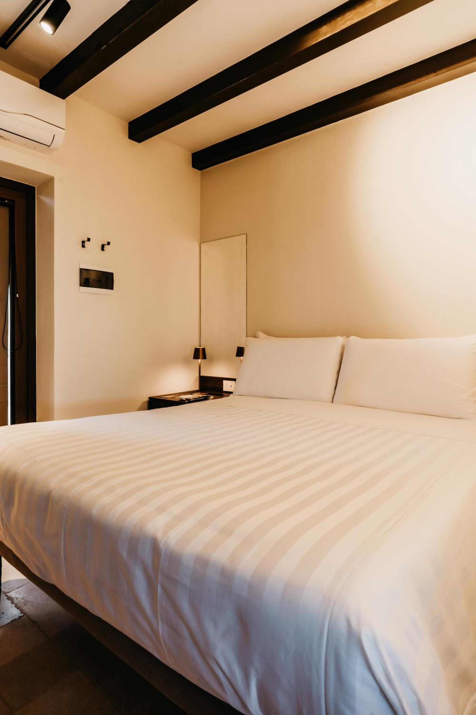 Queen Room with Sea View - Photo 8