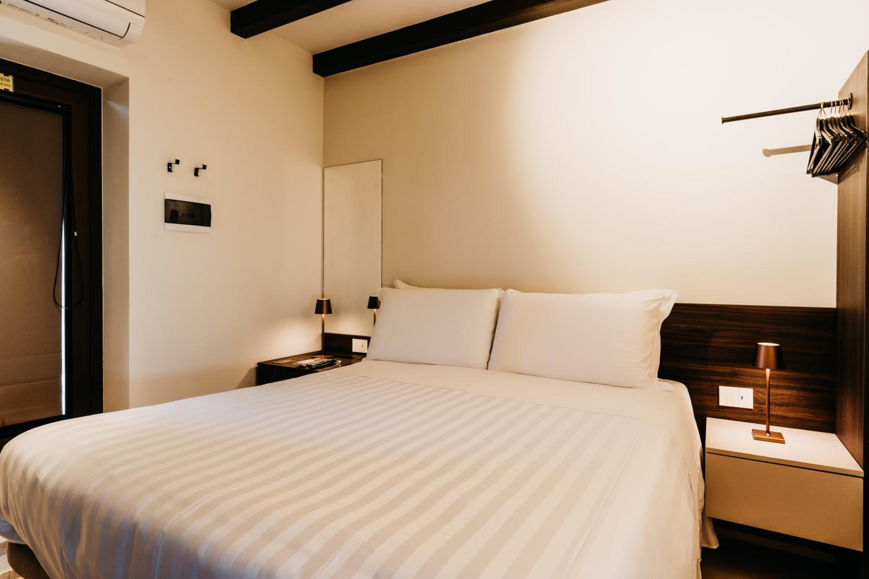 Queen Room with Sea View - Photo 9