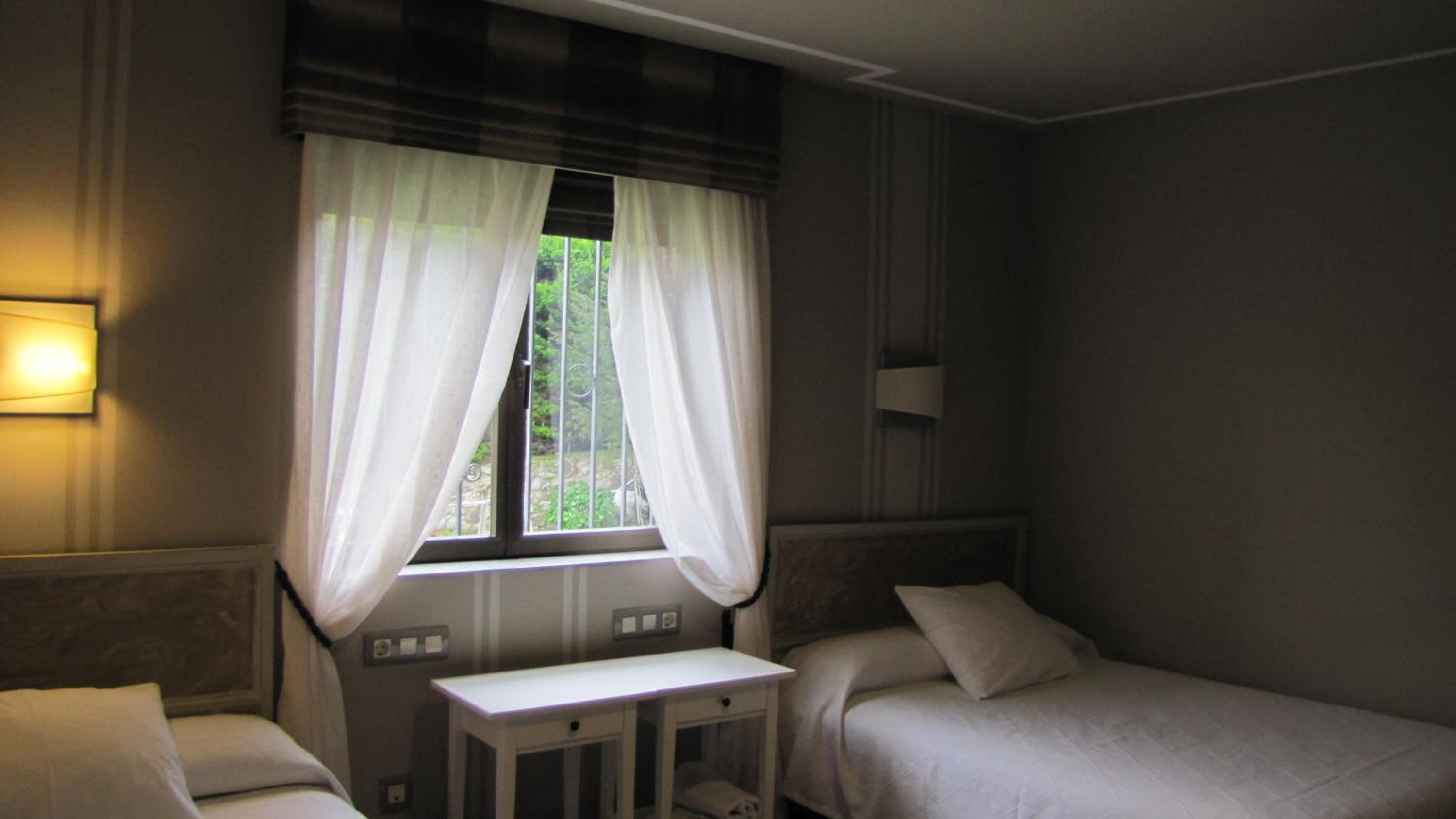 Queen Room with Two Queen Beds - Disability Access photo 3