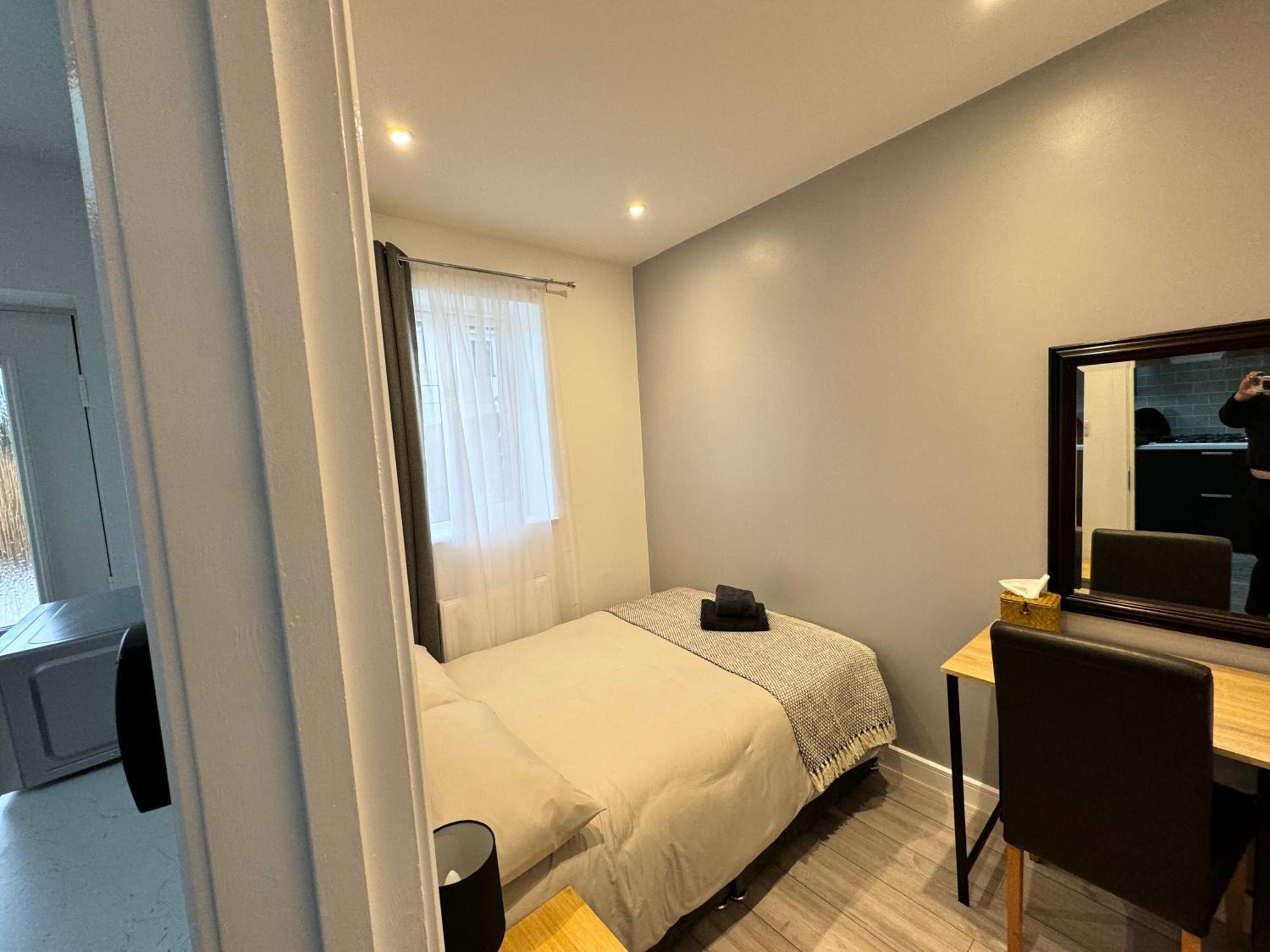 Single Room with Shared Bathroom photo 3