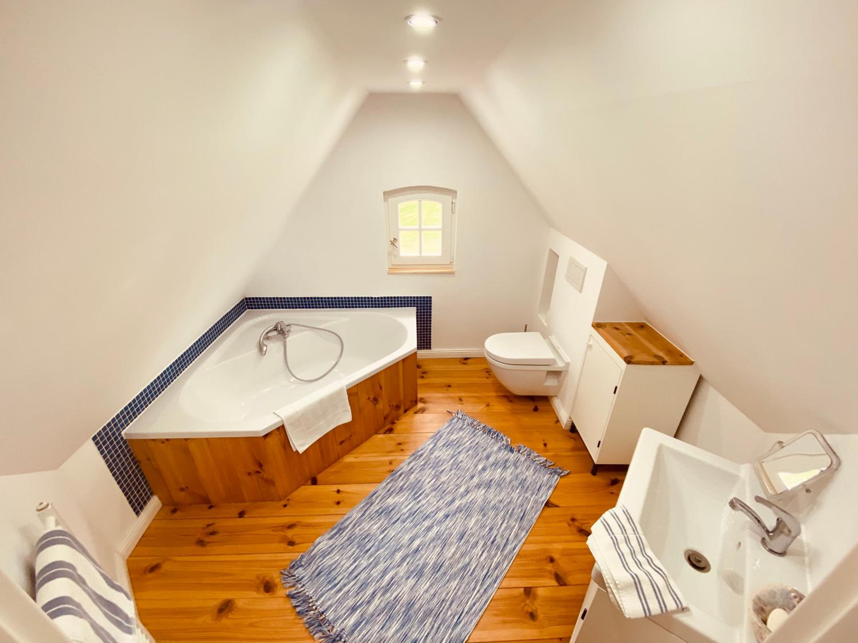 Six-Bedroom House photo 3