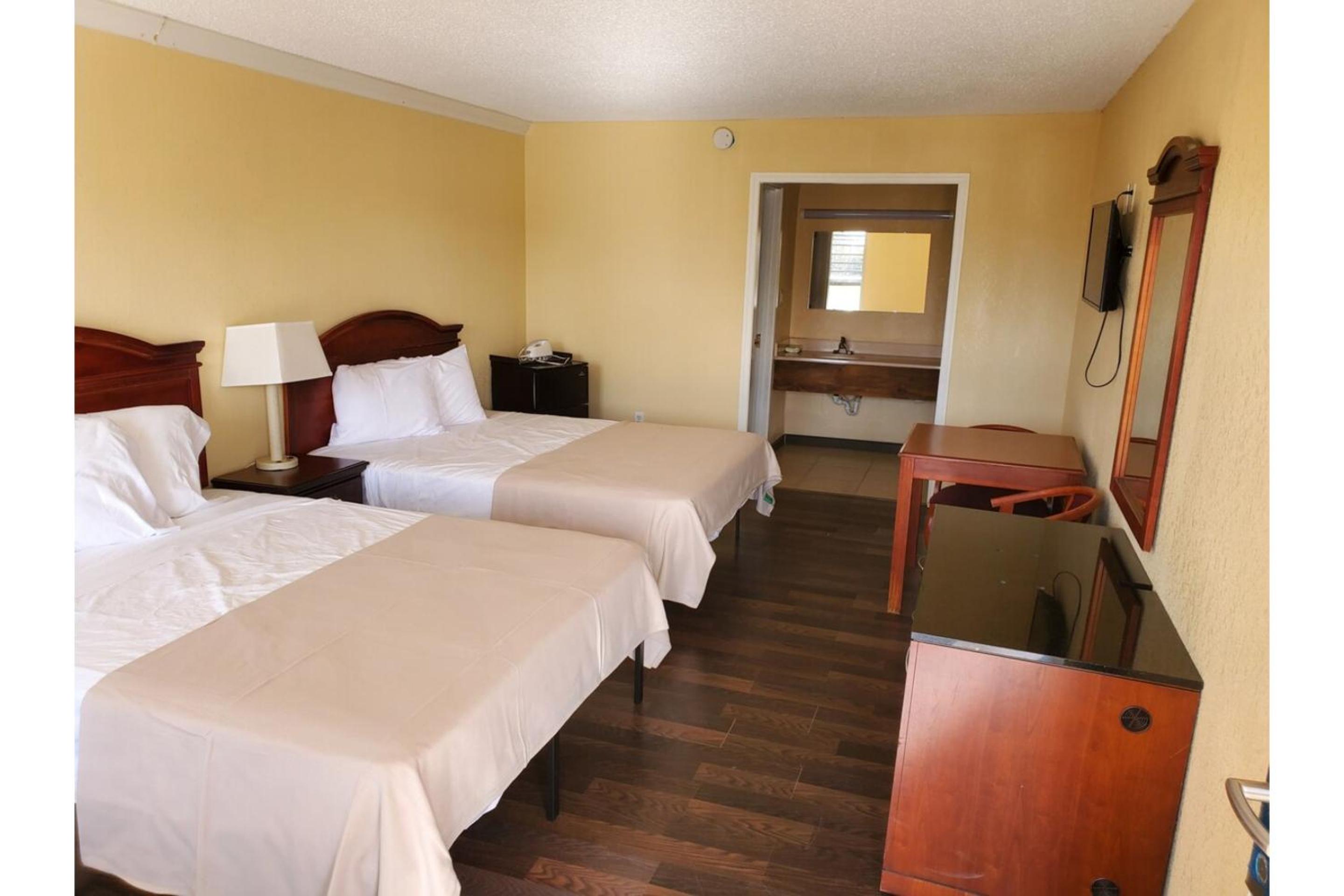 2 Queen Beds Non-Smoking photo 1