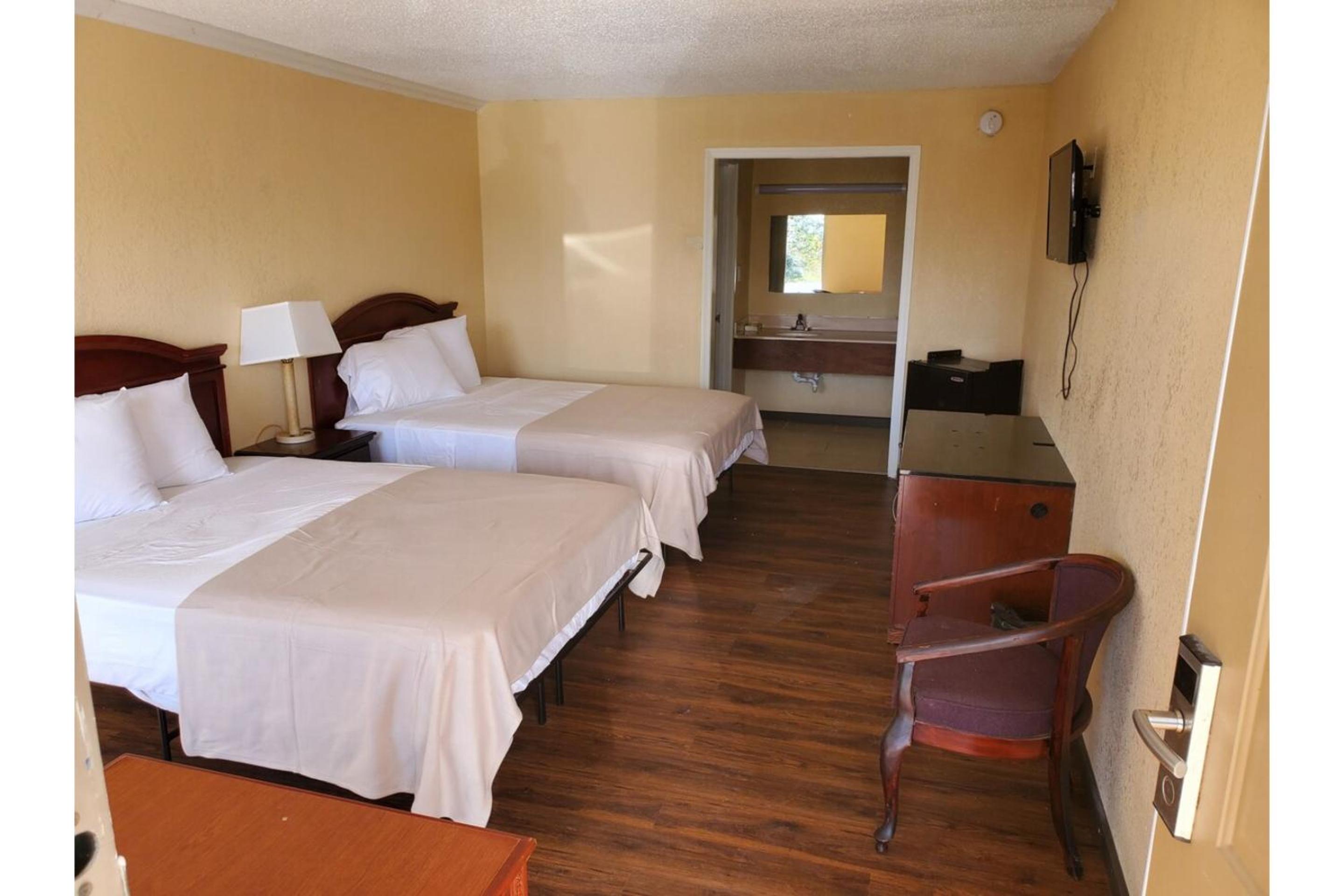 2 Queen Beds Non-Smoking photo 3
