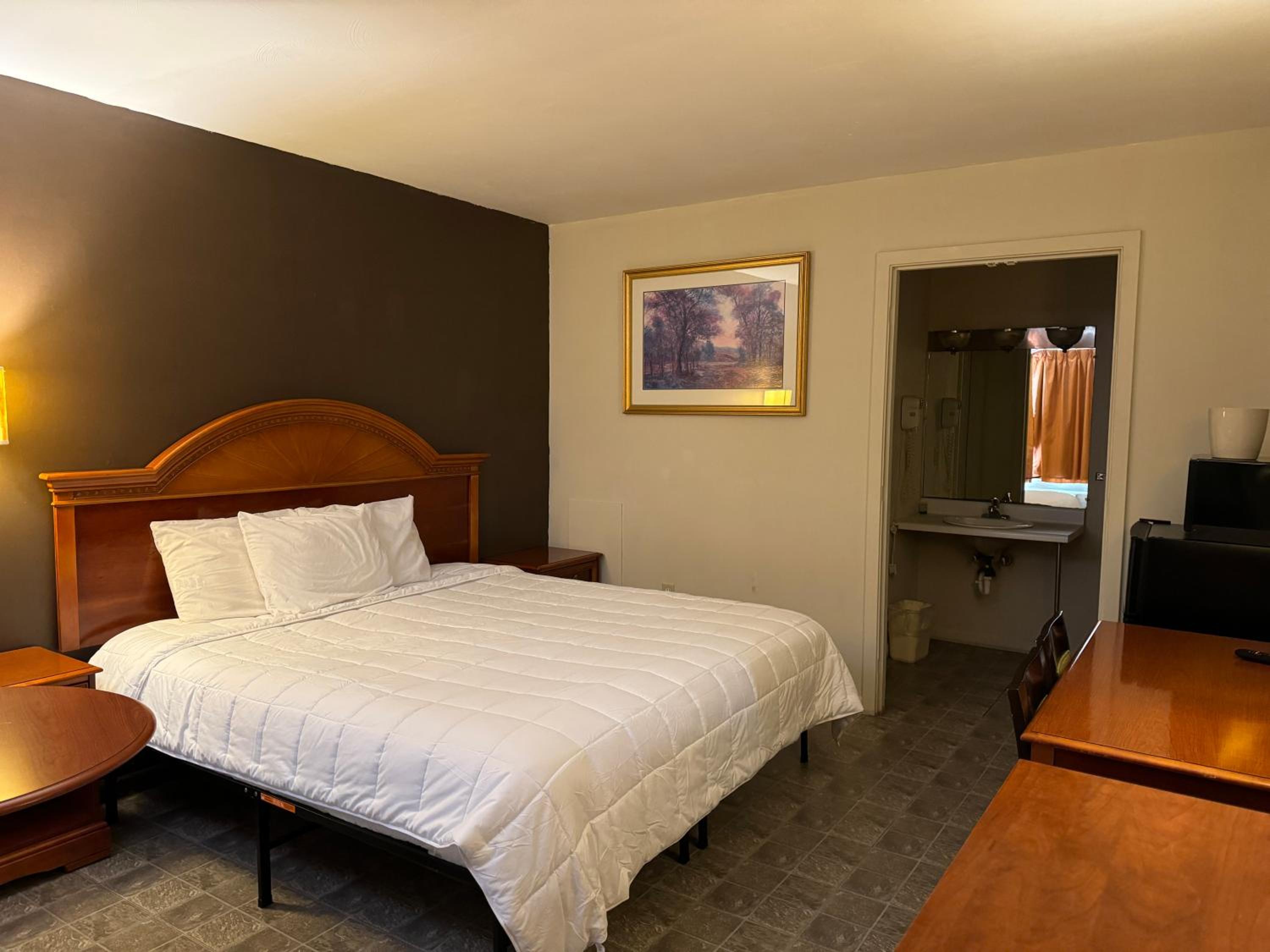 Deluxe Room (2 Adults + 1 Child) - Photo 1