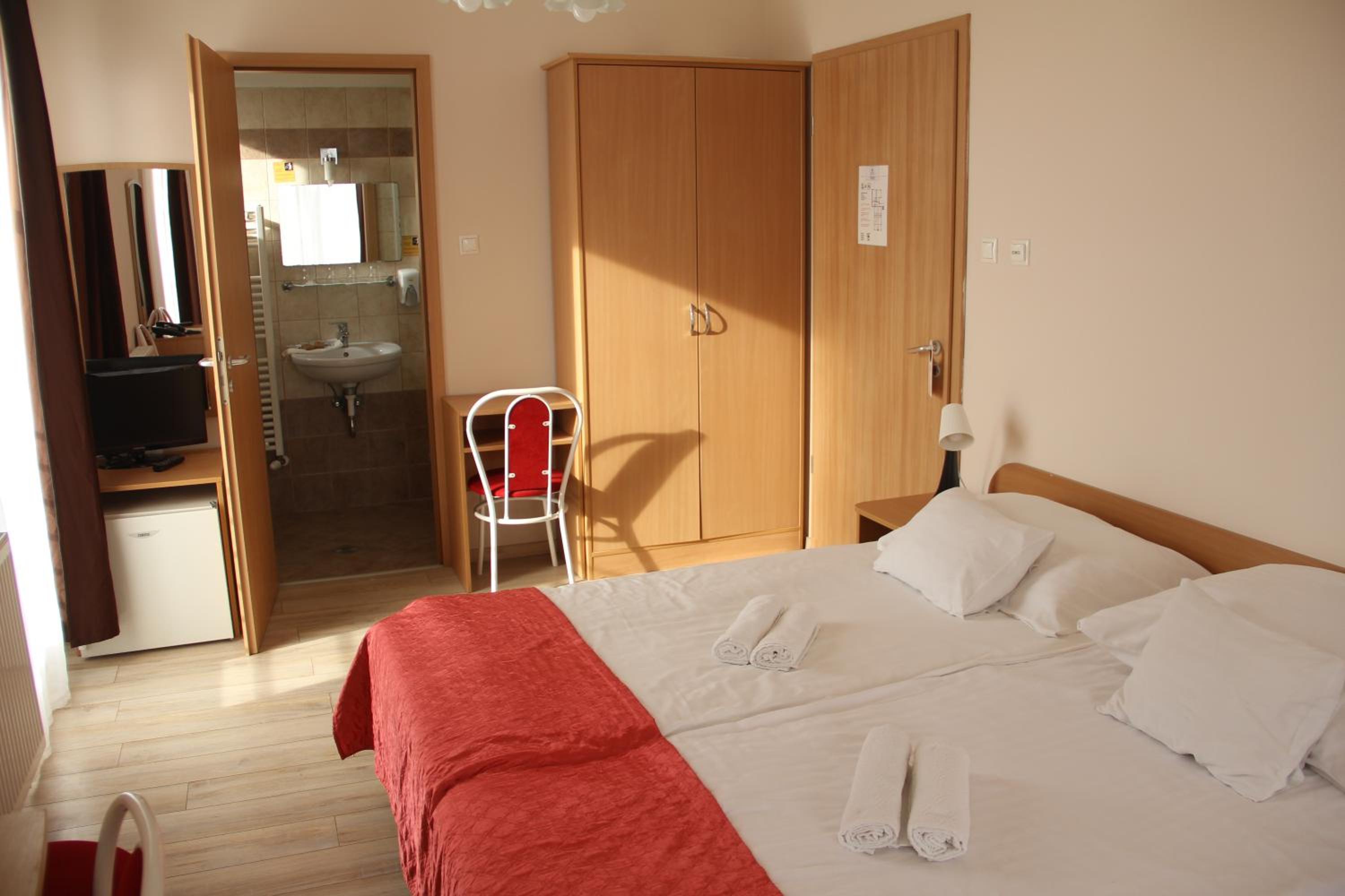 Standard Double or Twin Room - Photo 14