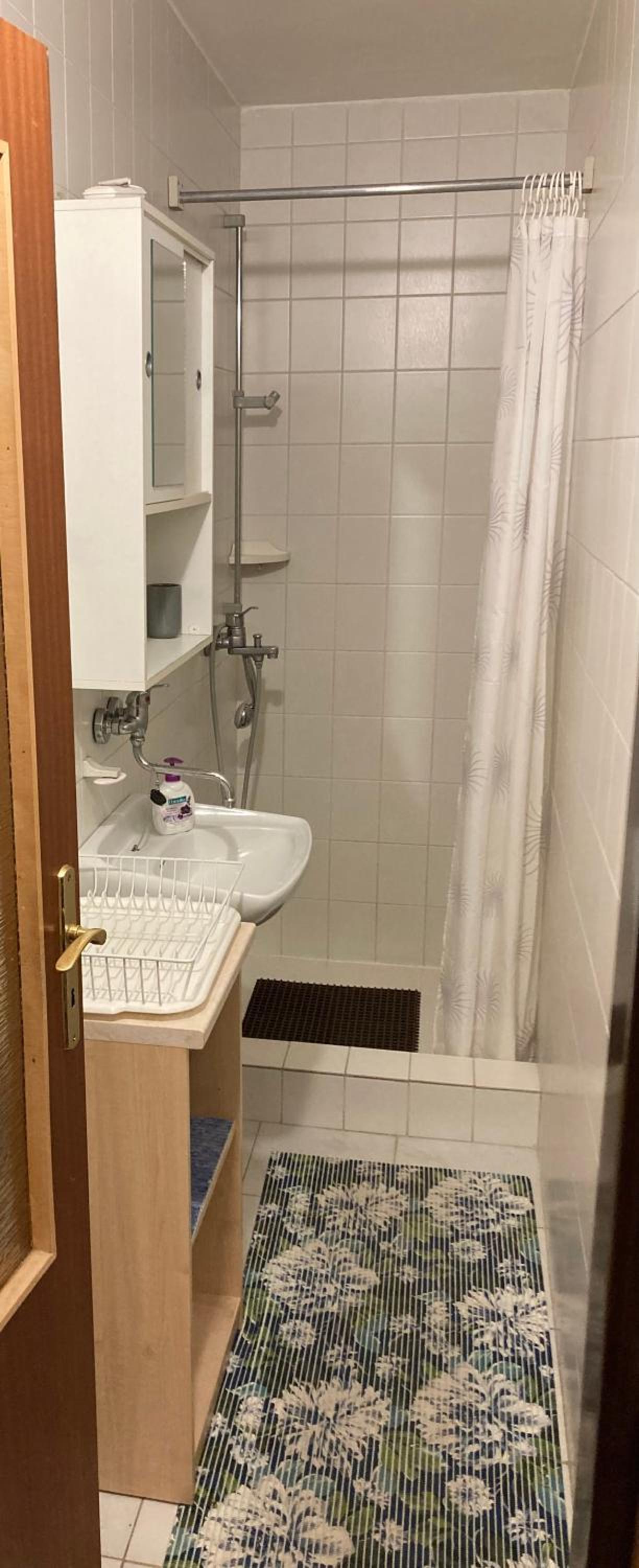 Standard Twin Room with Shared Bathroom photo 2