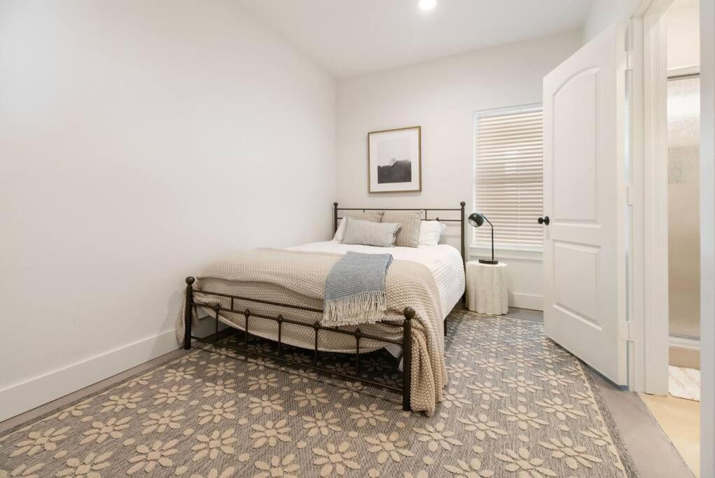 Six-Bedroom House photo 1