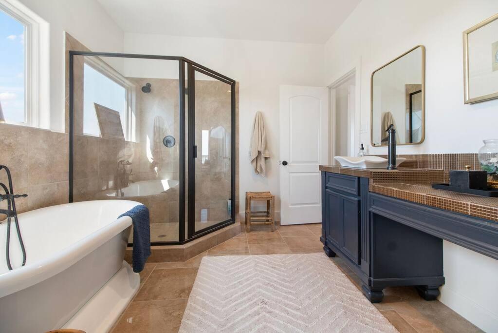 Six-Bedroom House photo 2