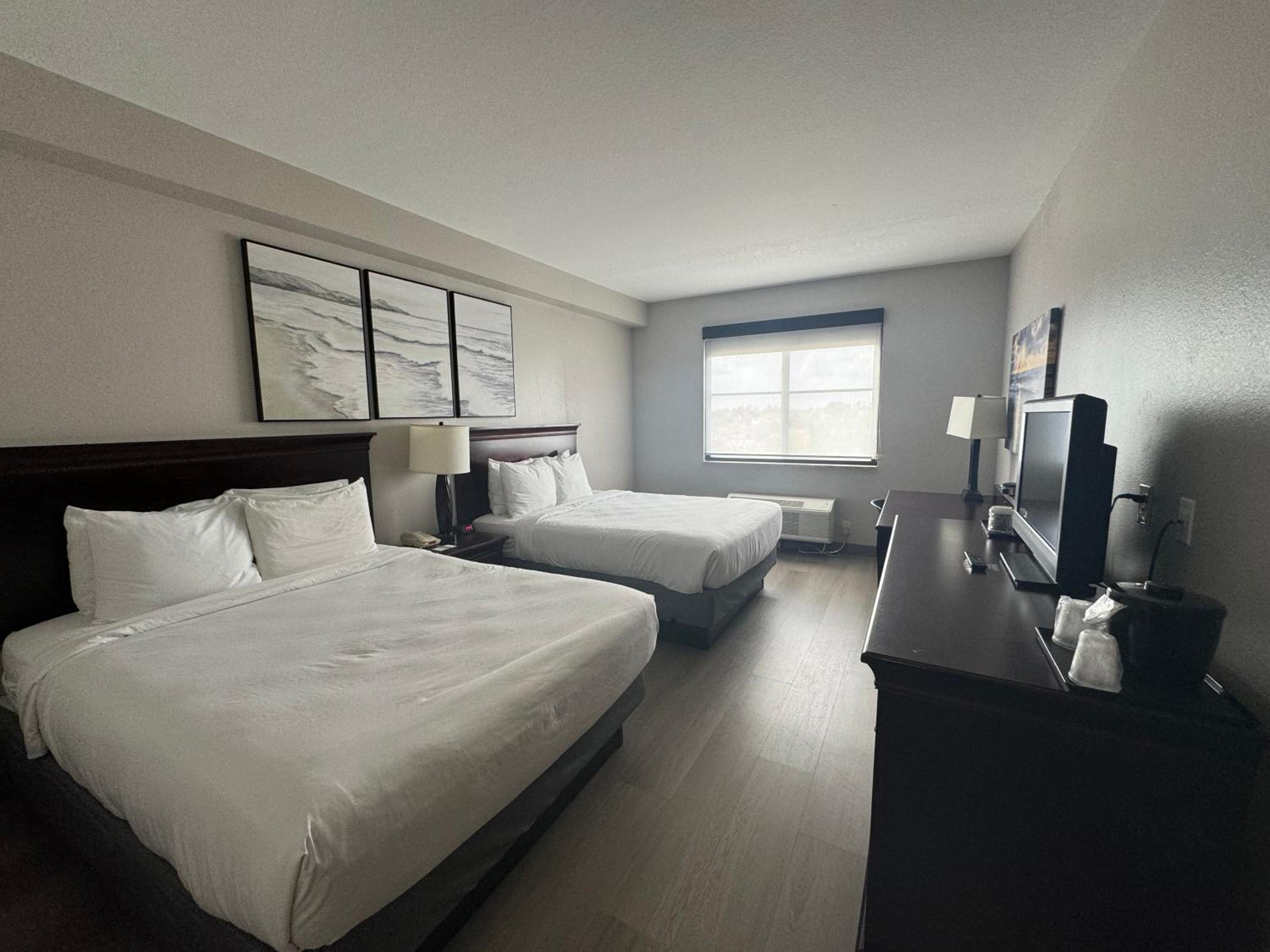 Queen Room with Two Queen Beds - Non-Smoking - Photo 1