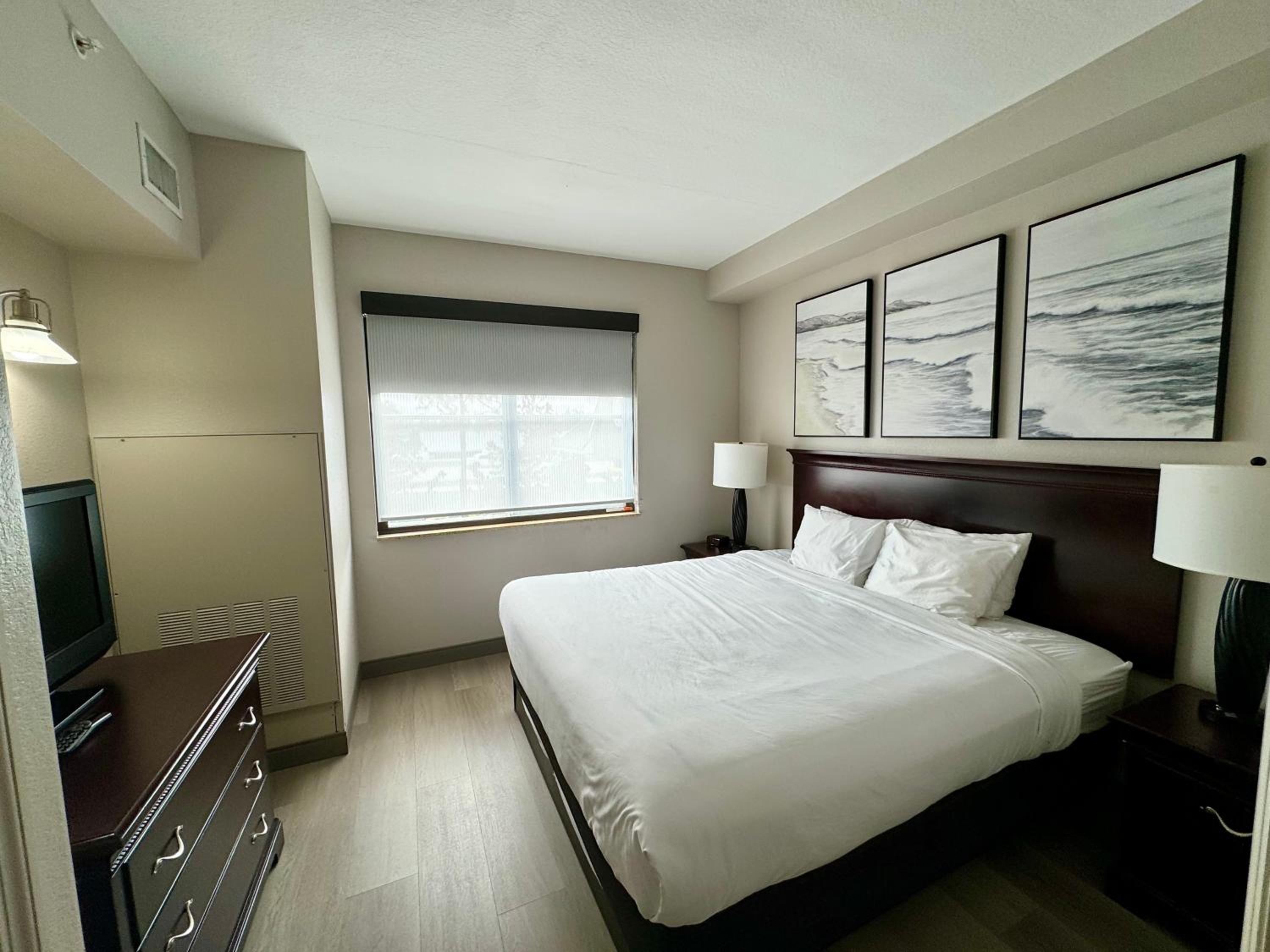 One-Bedroom King Suite with Sofa Bed - Non-Smoking - Photo 2