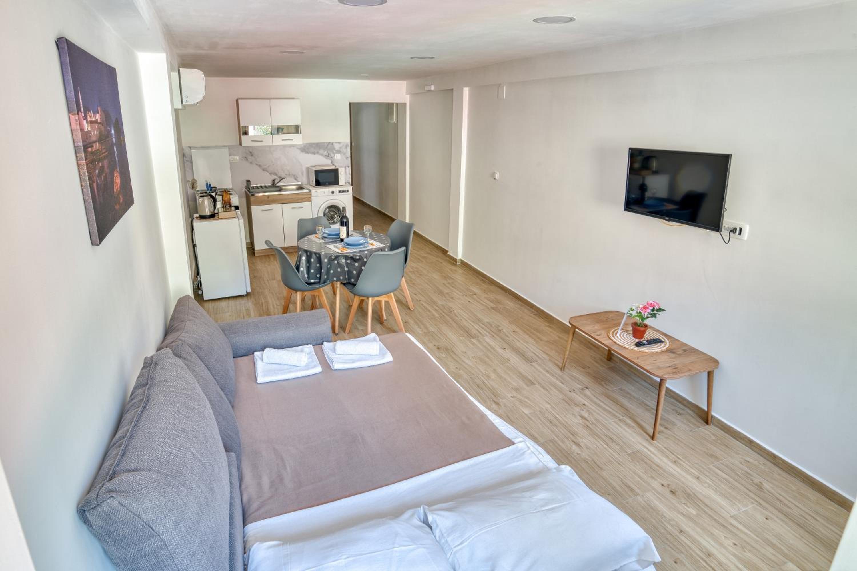 One-Bedroom Apartment photo 2