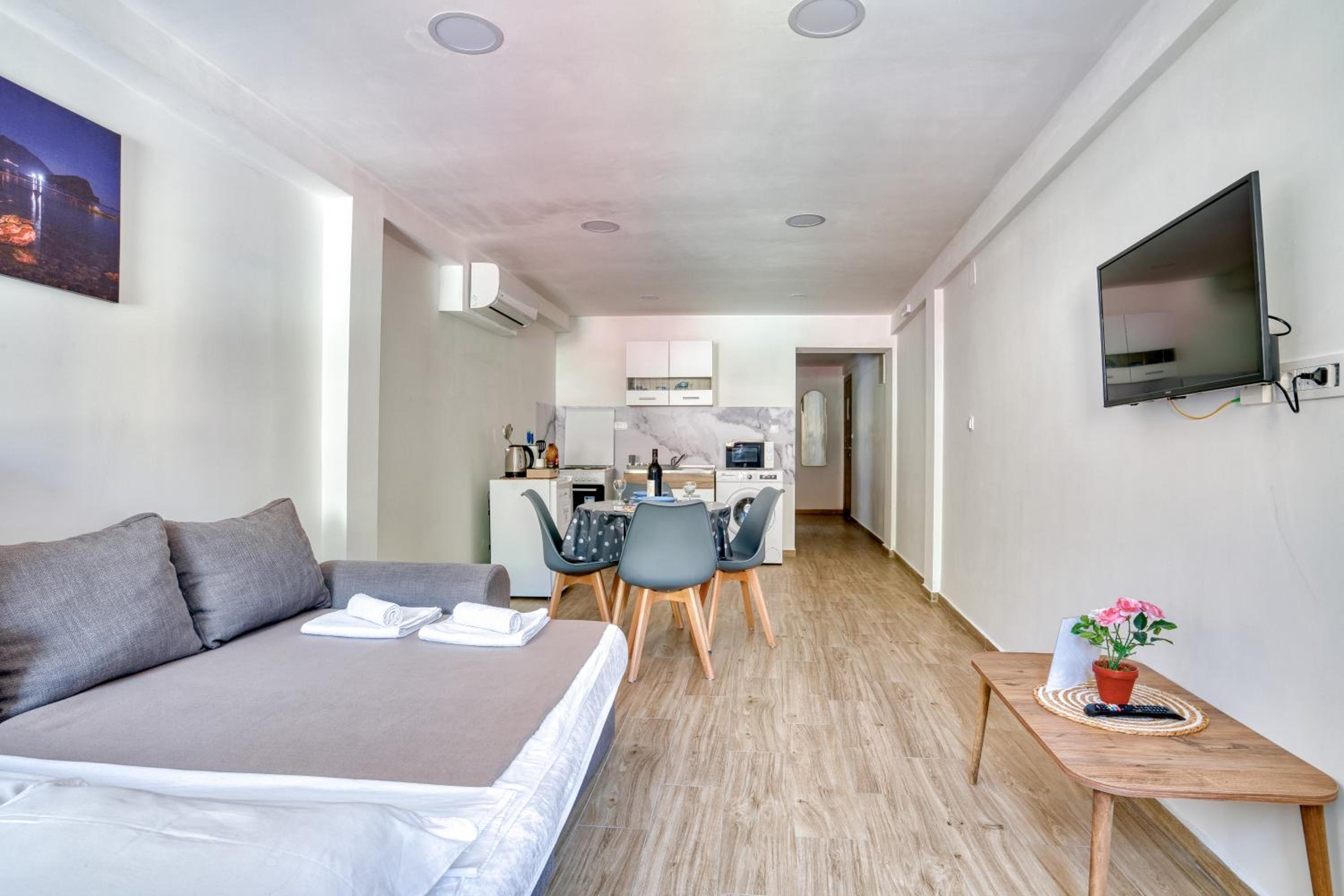 One-Bedroom Apartment photo 1