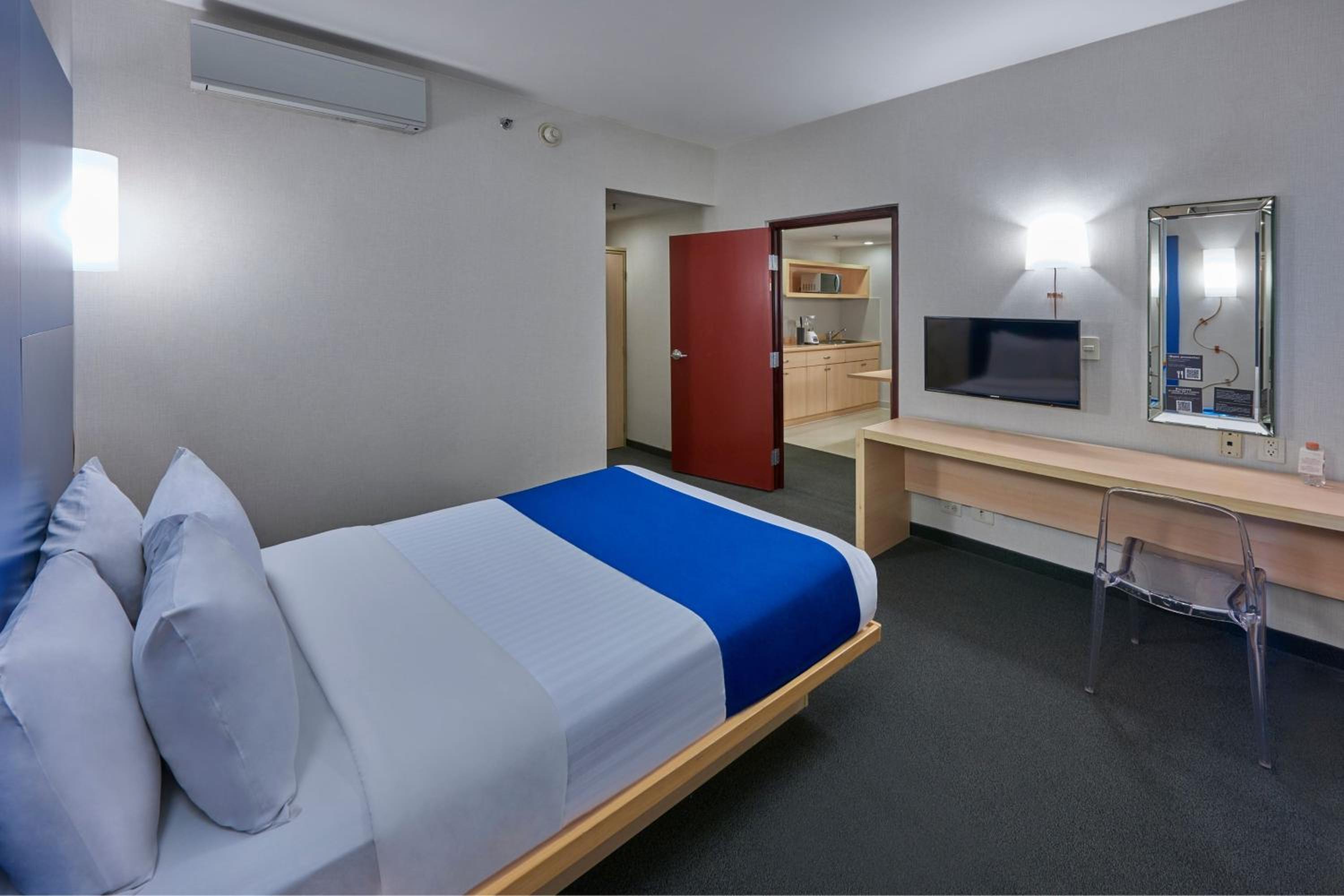 Junior Queen Suite with Sofa Bed - Photo 4