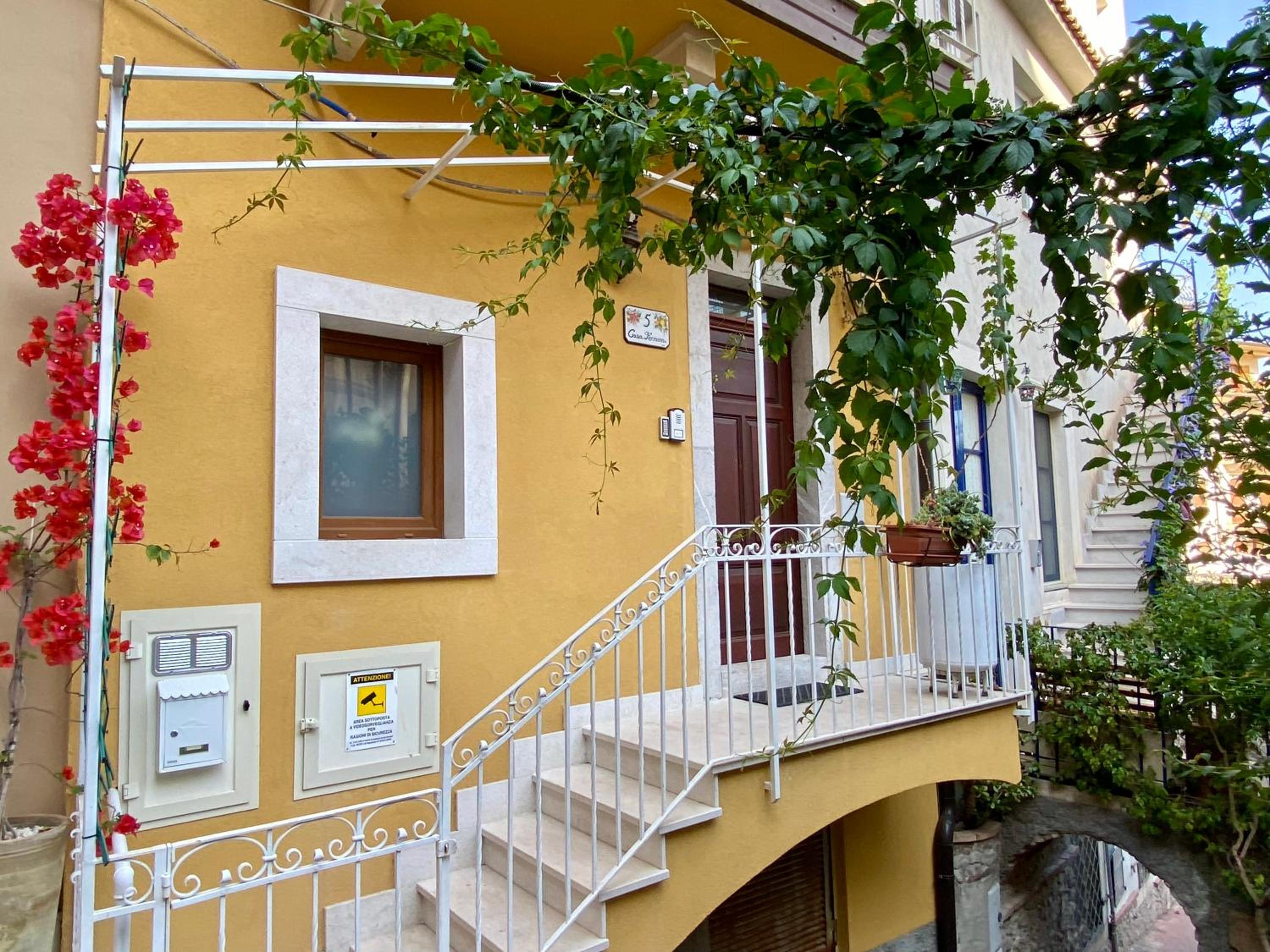 Deluxe Double Room with Balcony - Photo 5