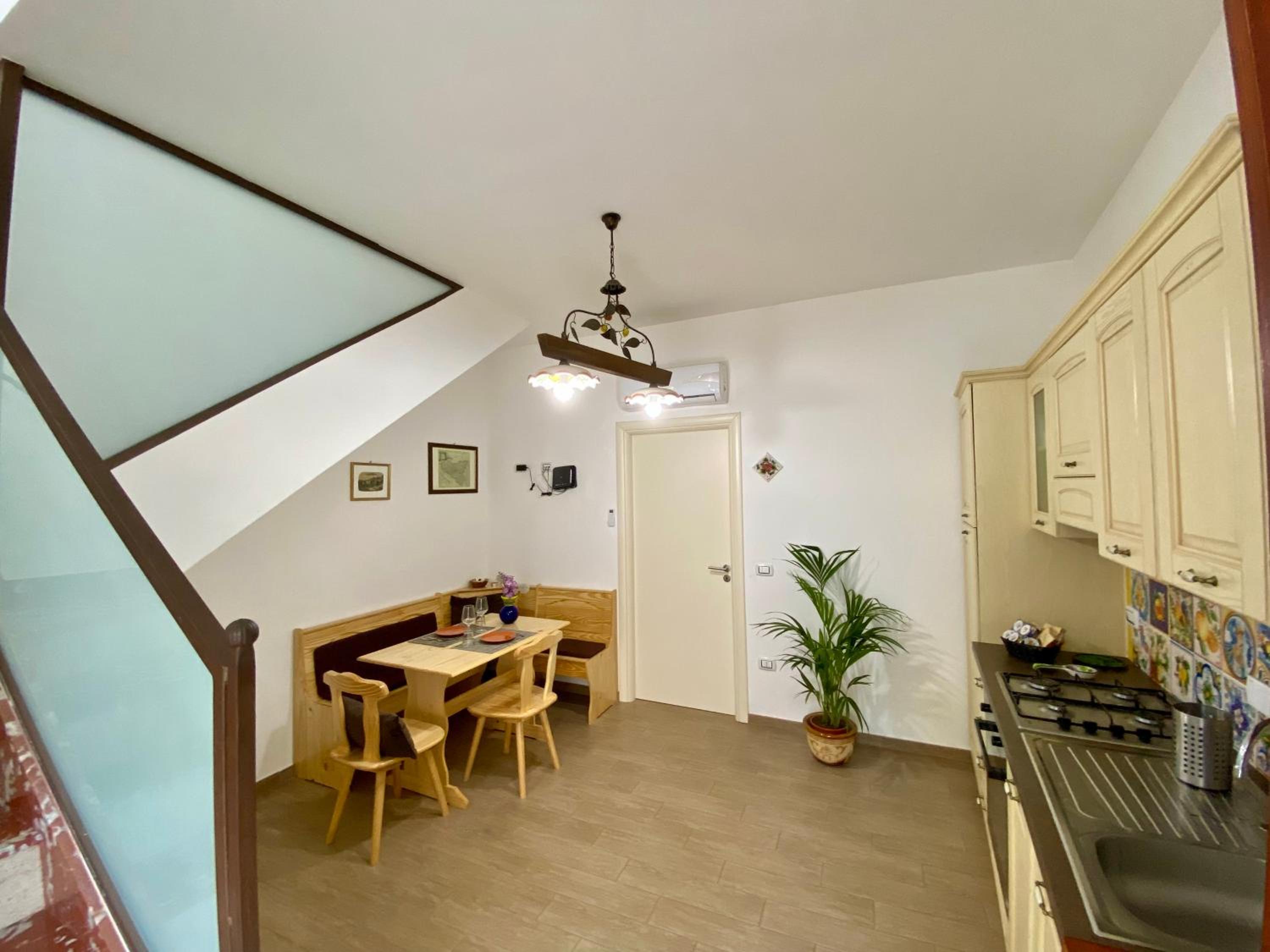 Deluxe Double Room with Balcony - Photo 7