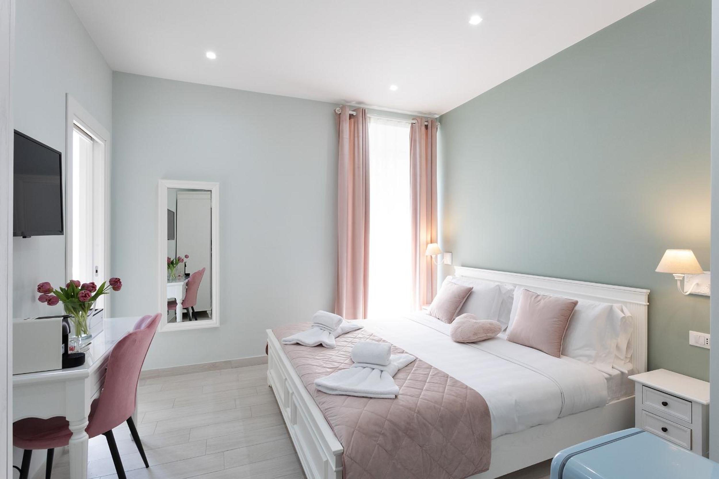Deluxe King Room photo 1