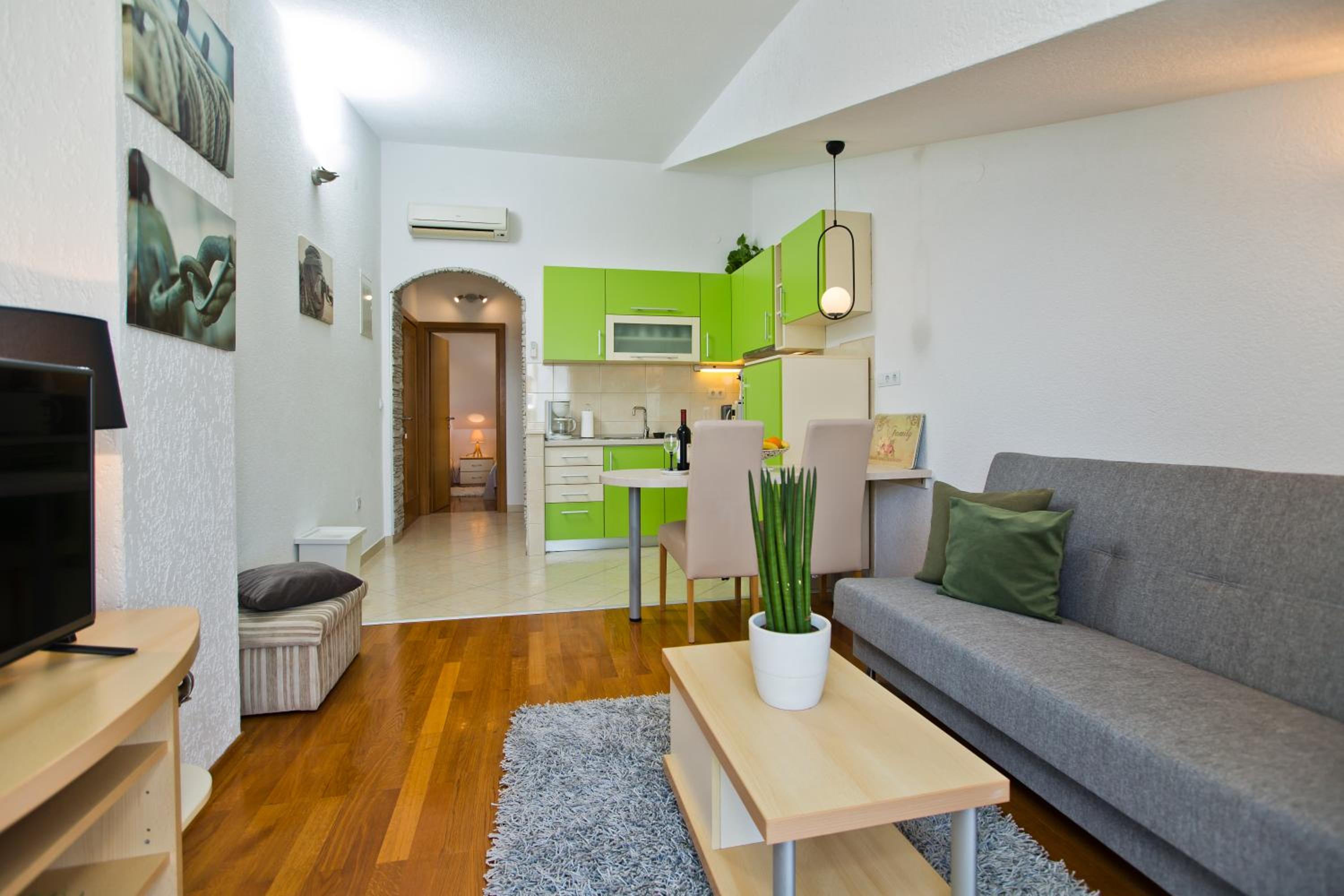 One-Bedroom Apartment photo 1
