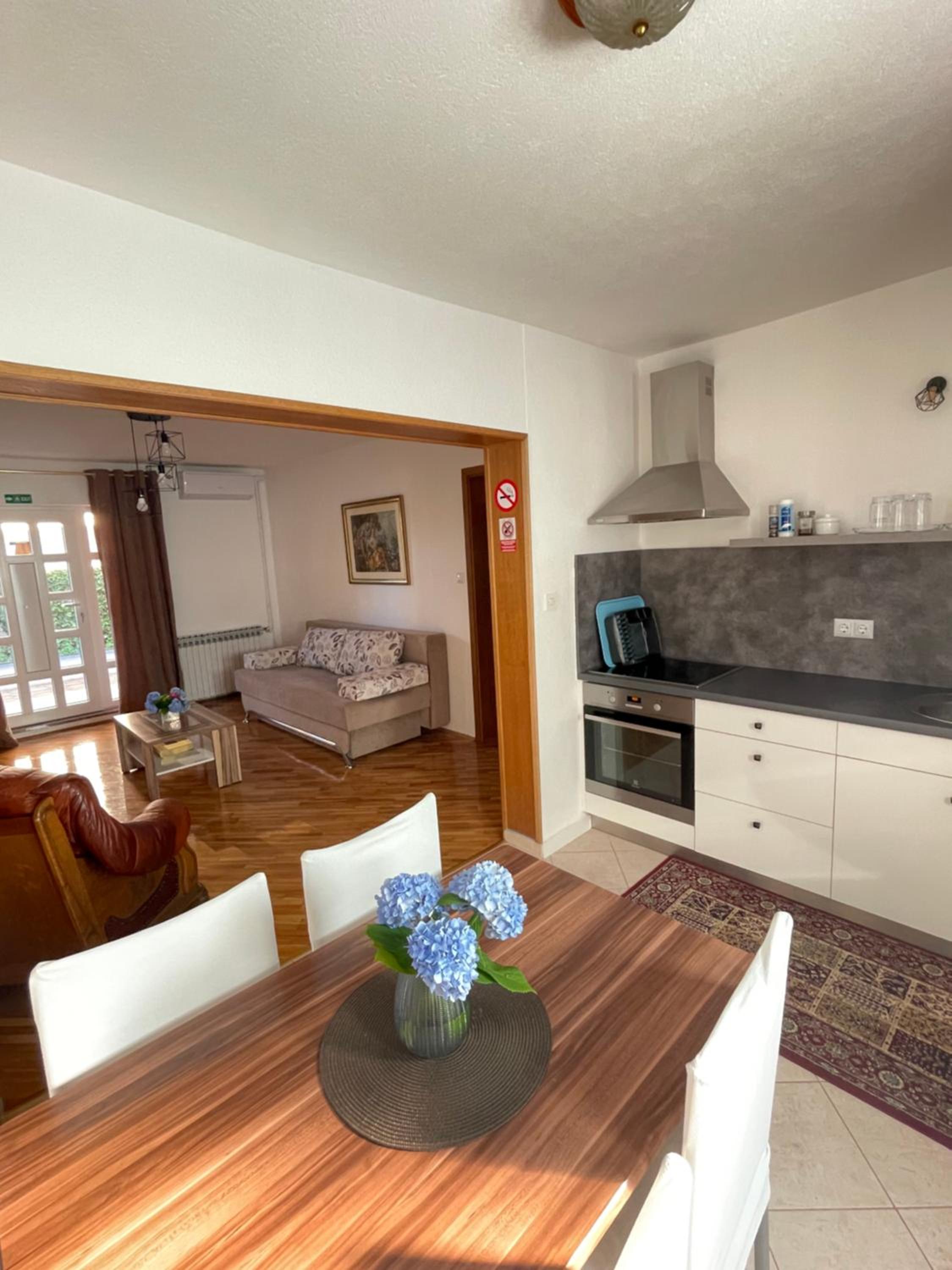 One-Bedroom Apartment - Photo 2