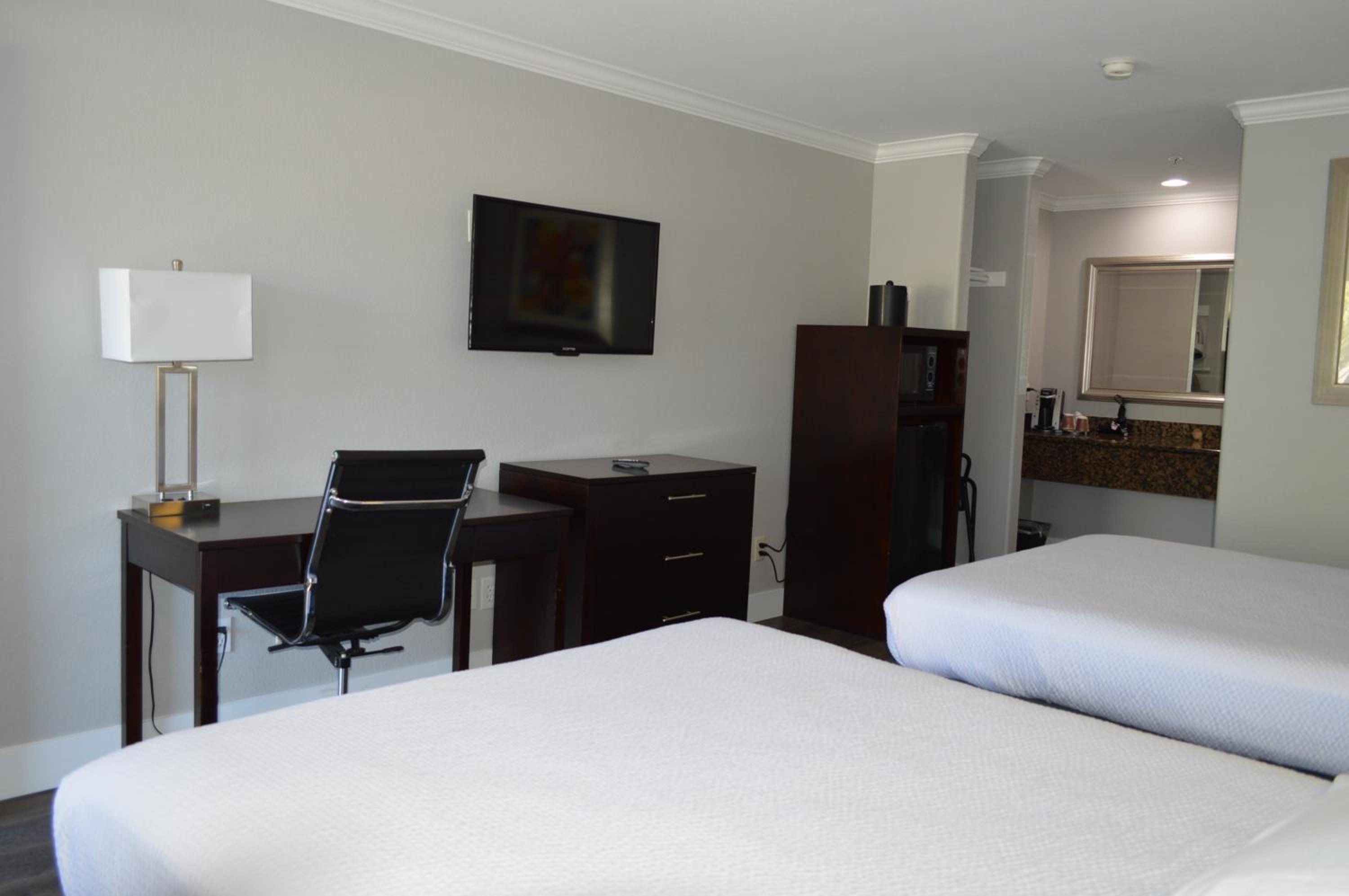Queen Room with Two Queen Beds - Photo 10