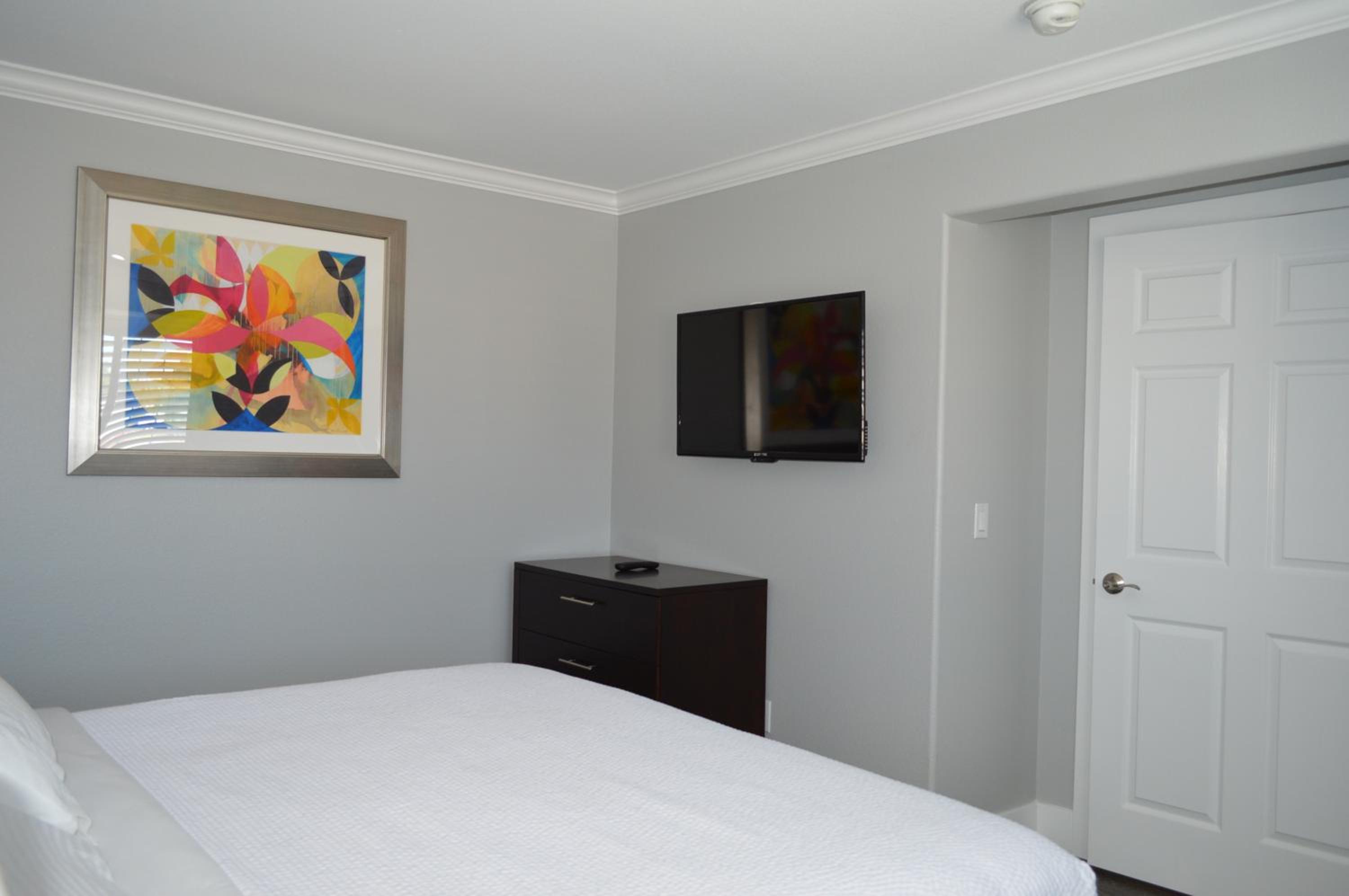 King Suite with Spa Bath - Photo 9