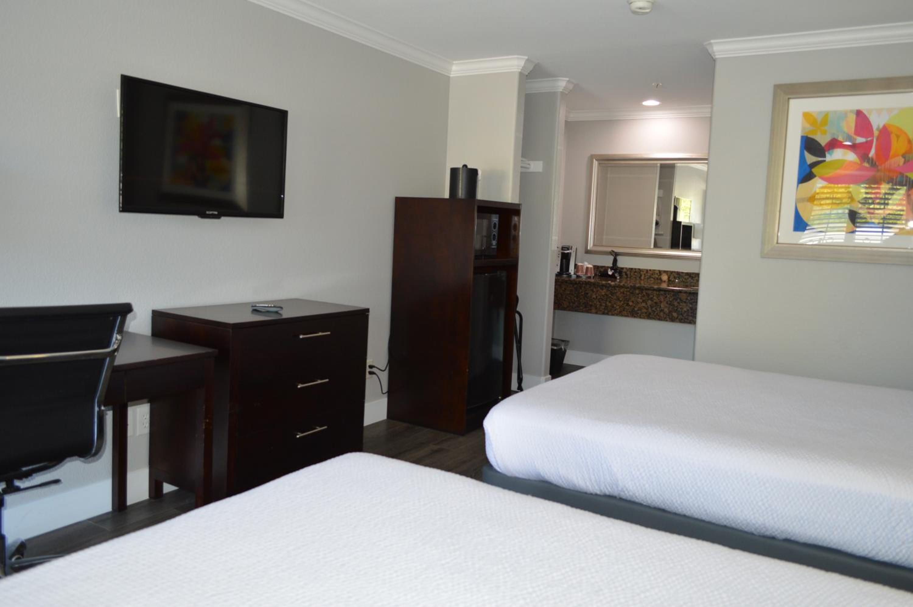Queen Room with Two Queen Beds - Photo 9