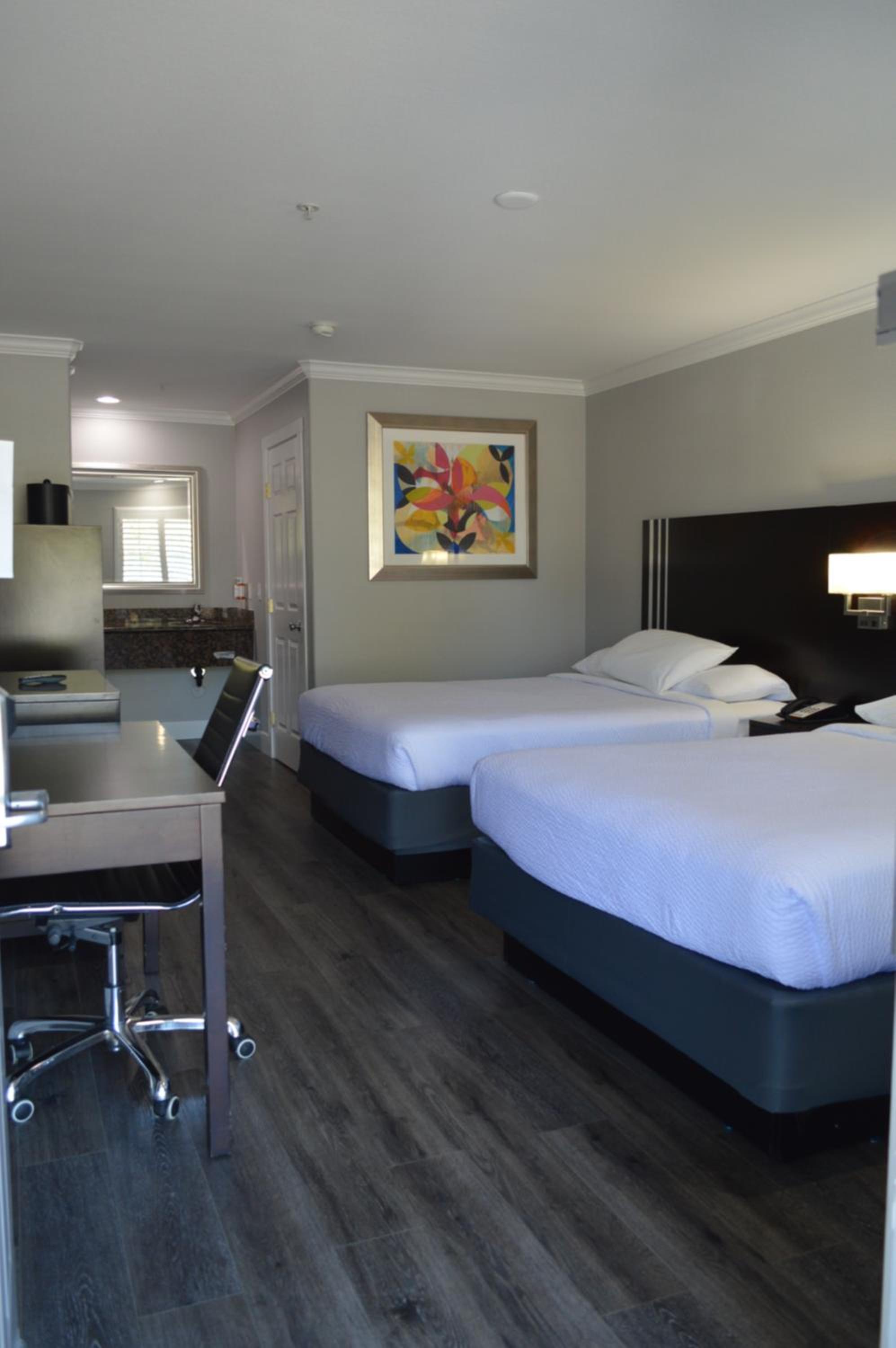 Queen Room with Two Queen Beds - Photo 8