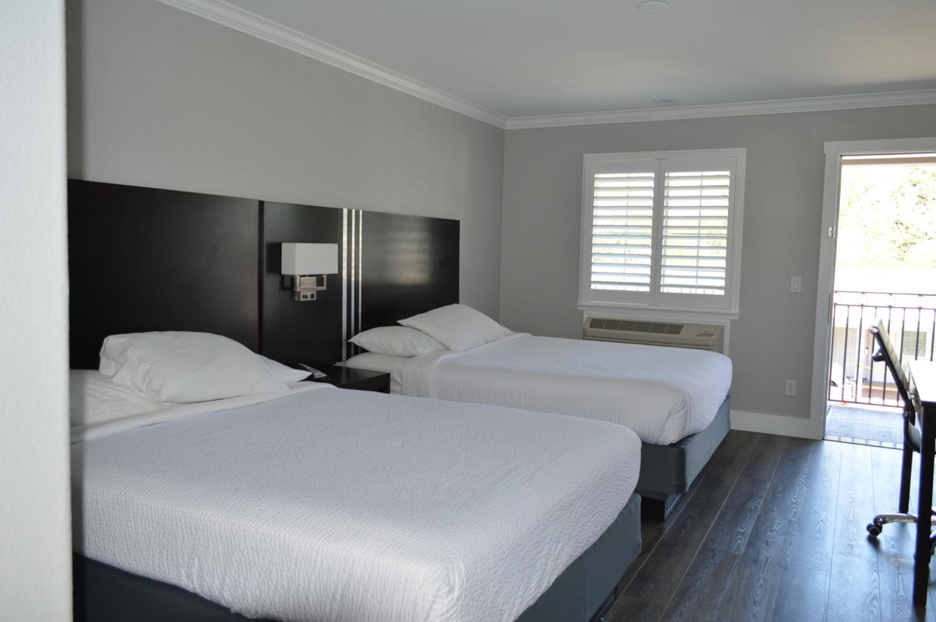 Queen Room with Two Queen Beds - Photo 7