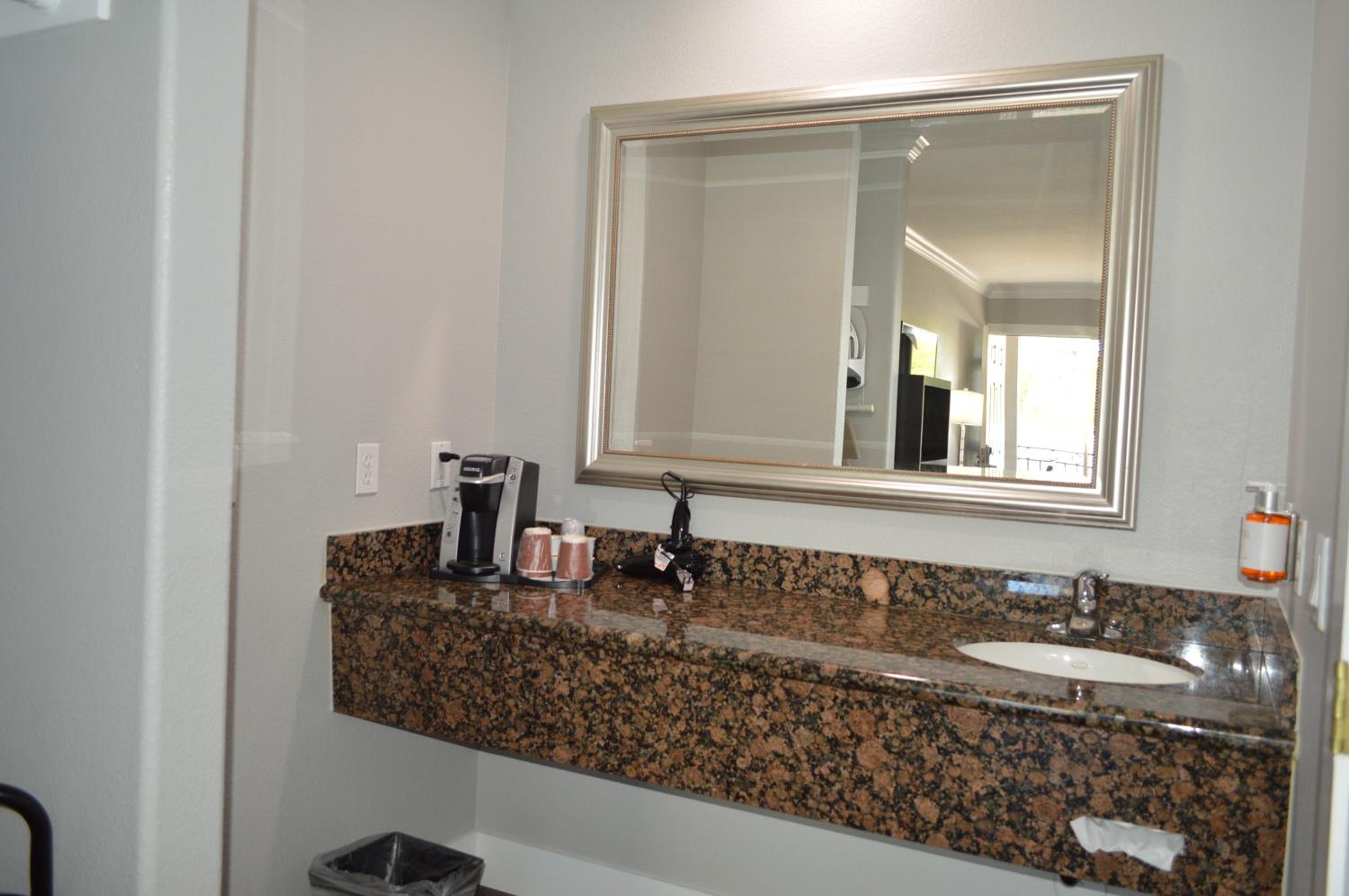 King Suite with Spa Bath - Photo 5