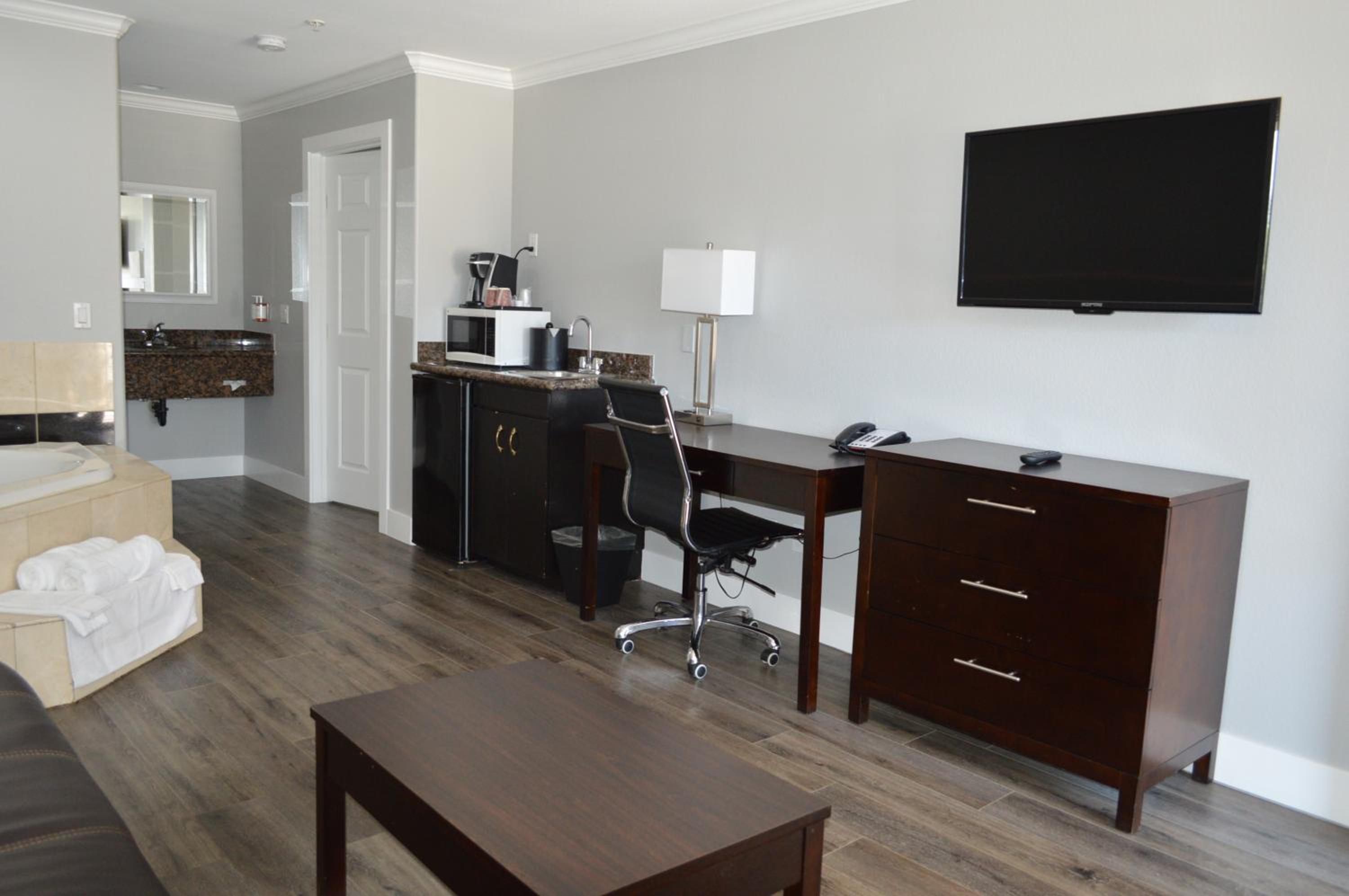 King Suite with Spa Bath - Photo 14