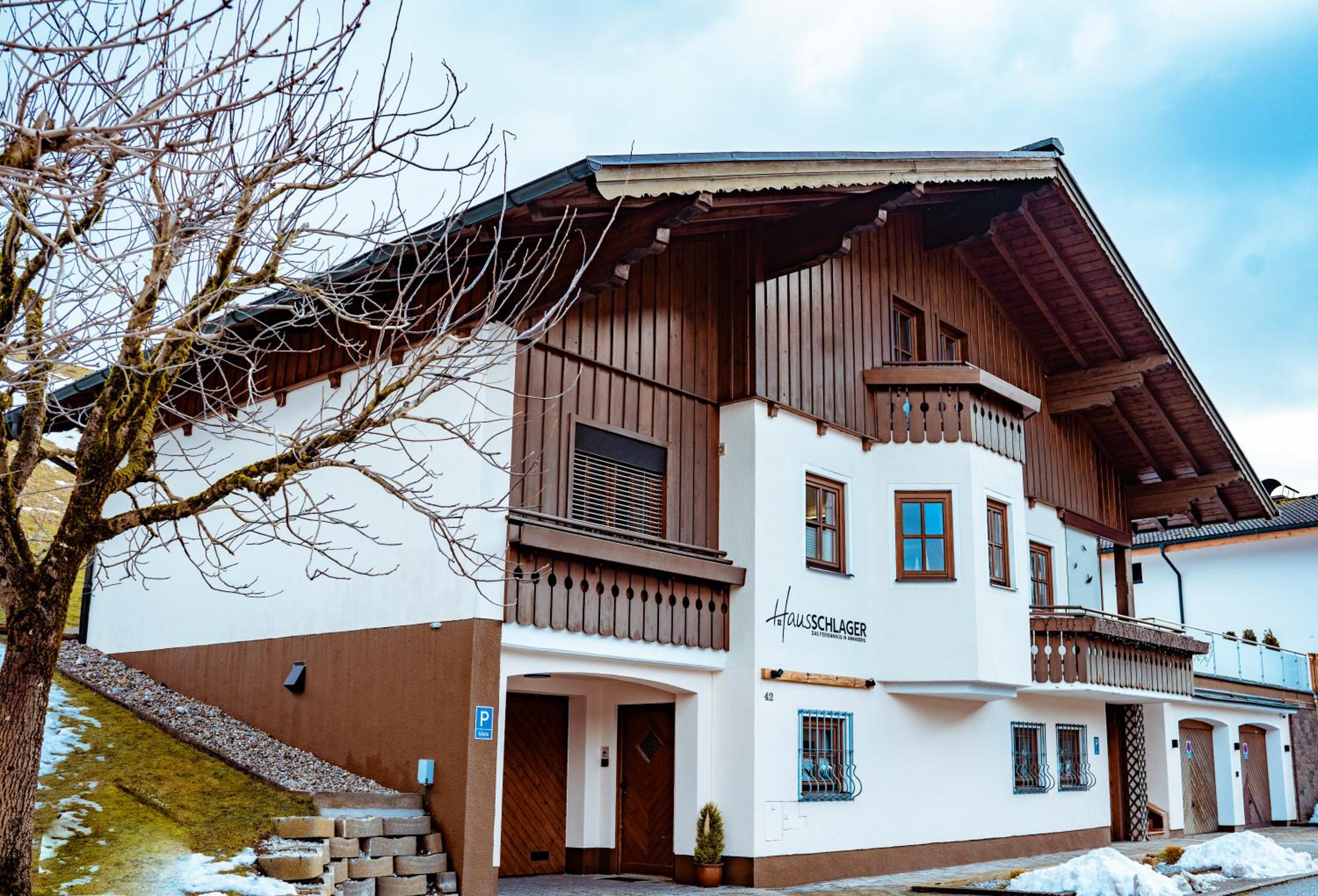 Five-Bedroom House photo 2