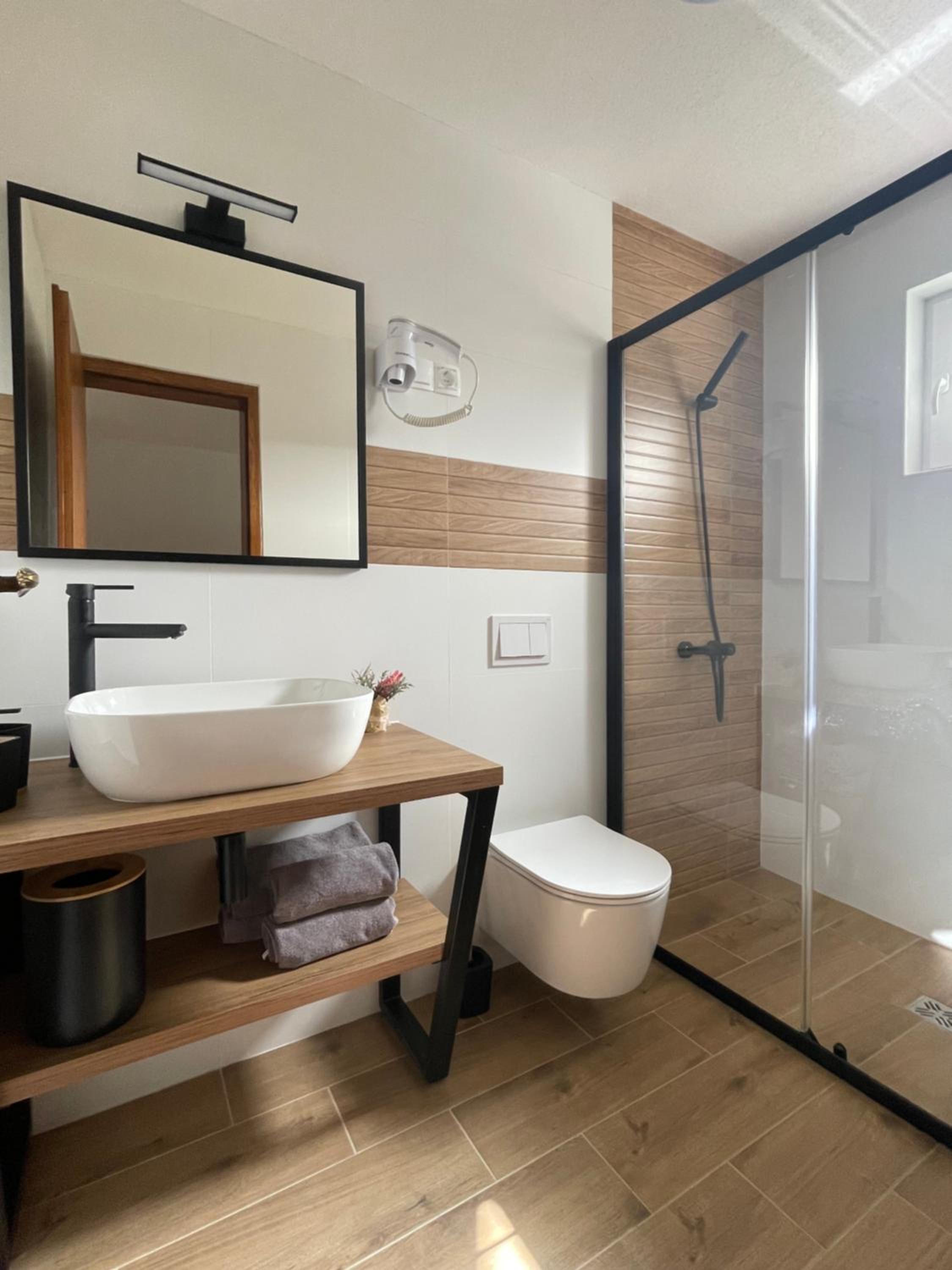 Double Room with Balcony - Photo 3