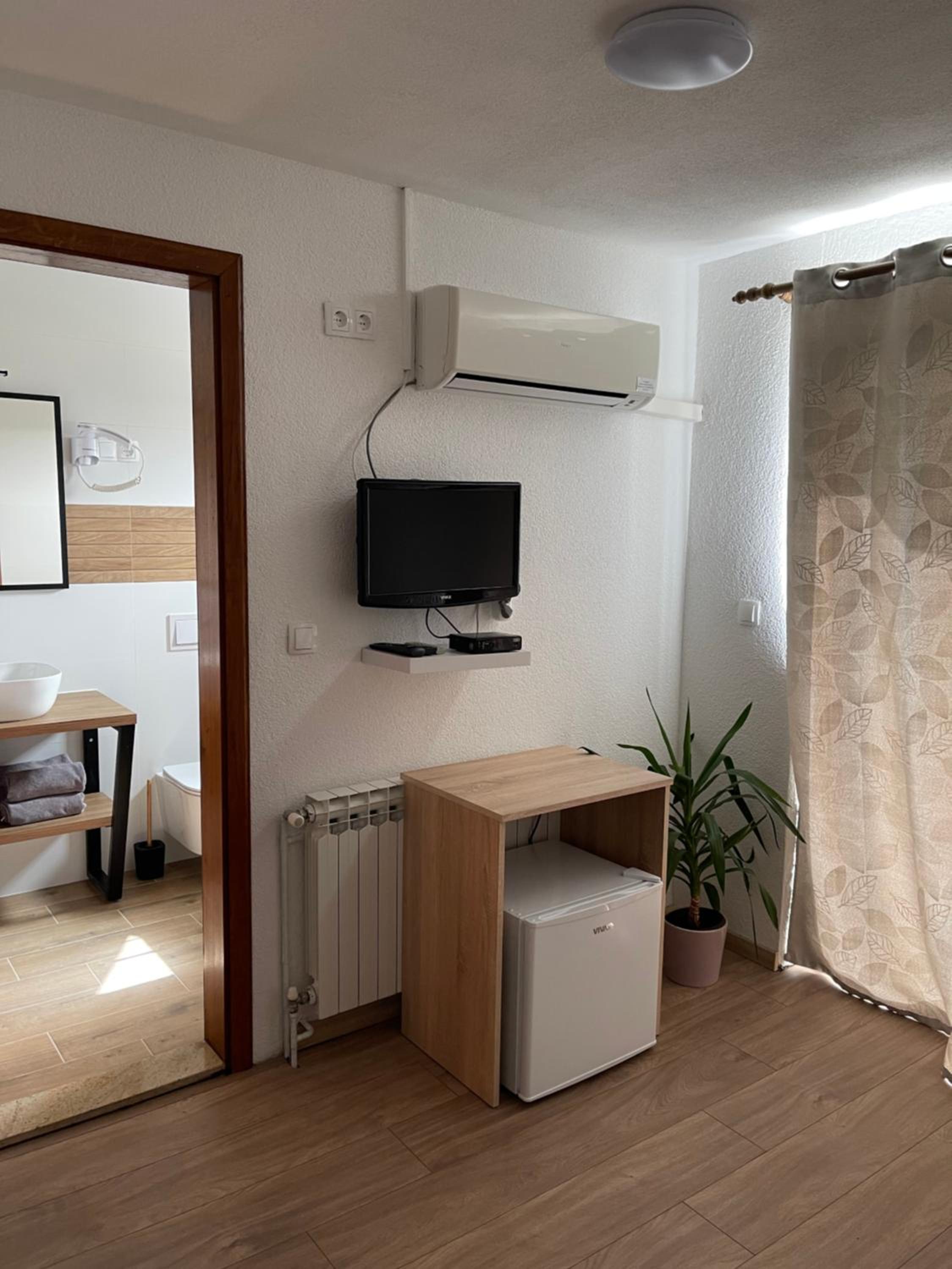 Double Room with Balcony - Photo 2