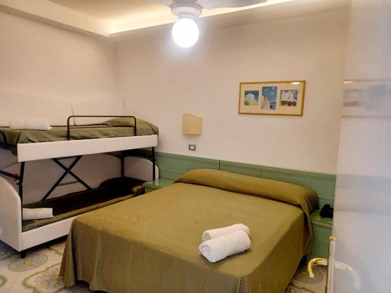 Economy Quadruple Room - Photo 1