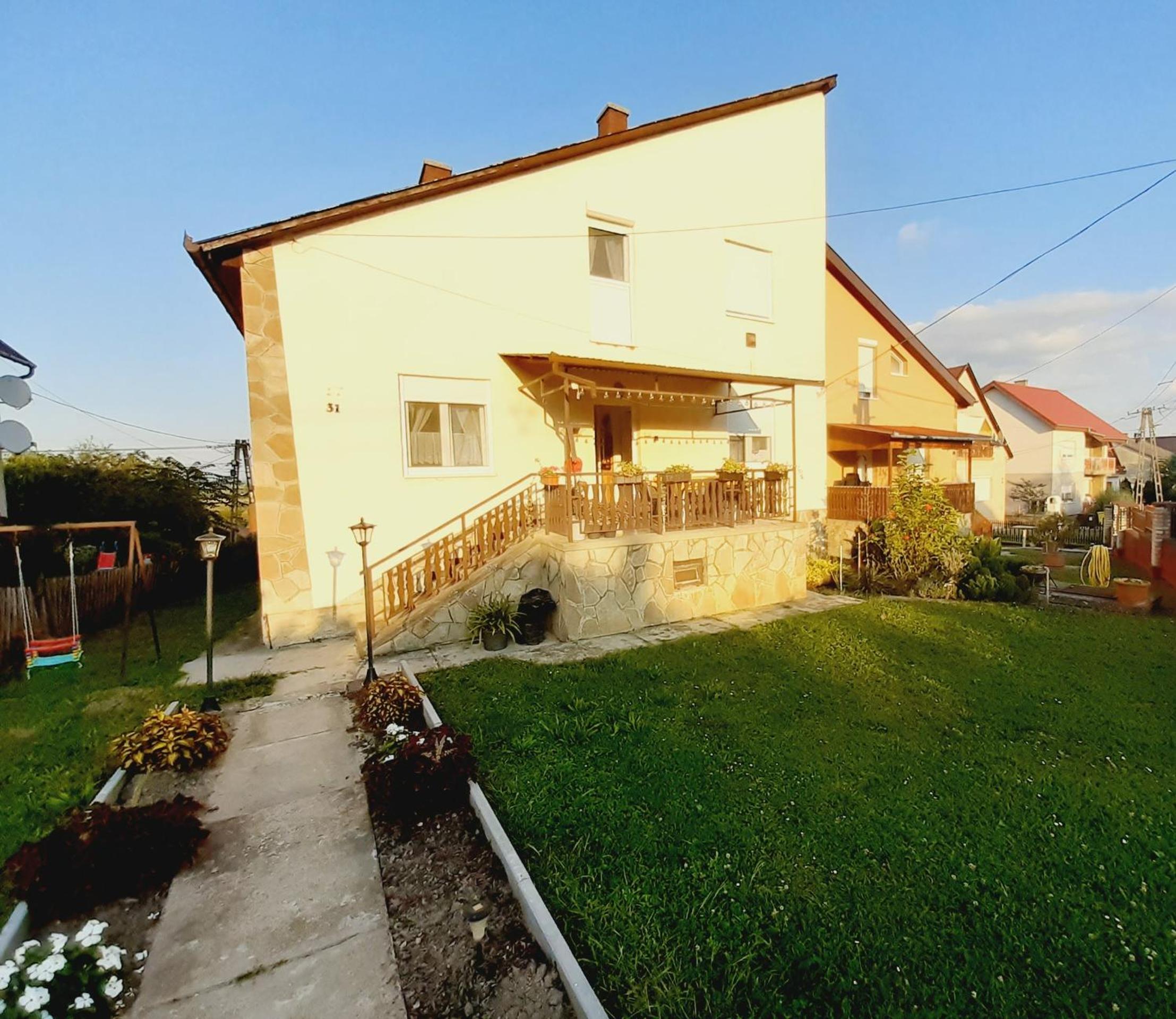 Five-Bedroom House photo 1