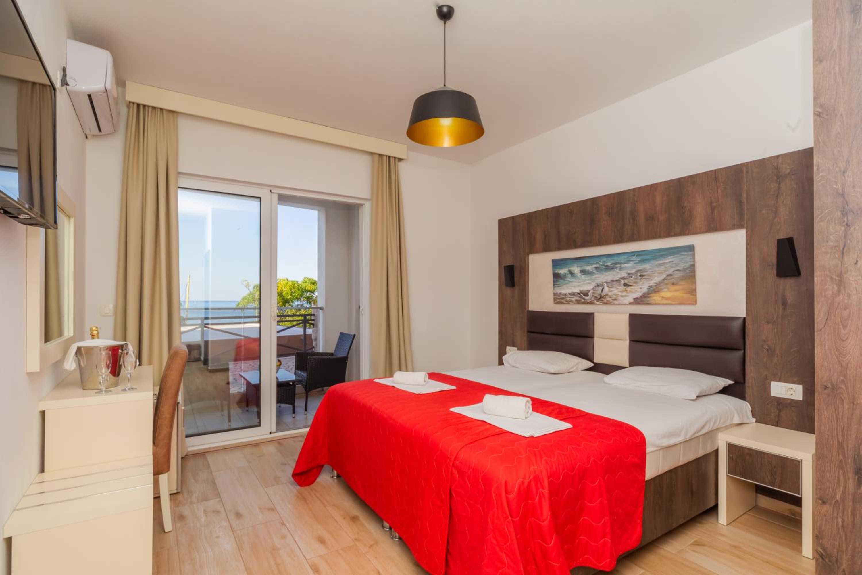 Deluxe Double or Twin Room with Sea View - Photo 1