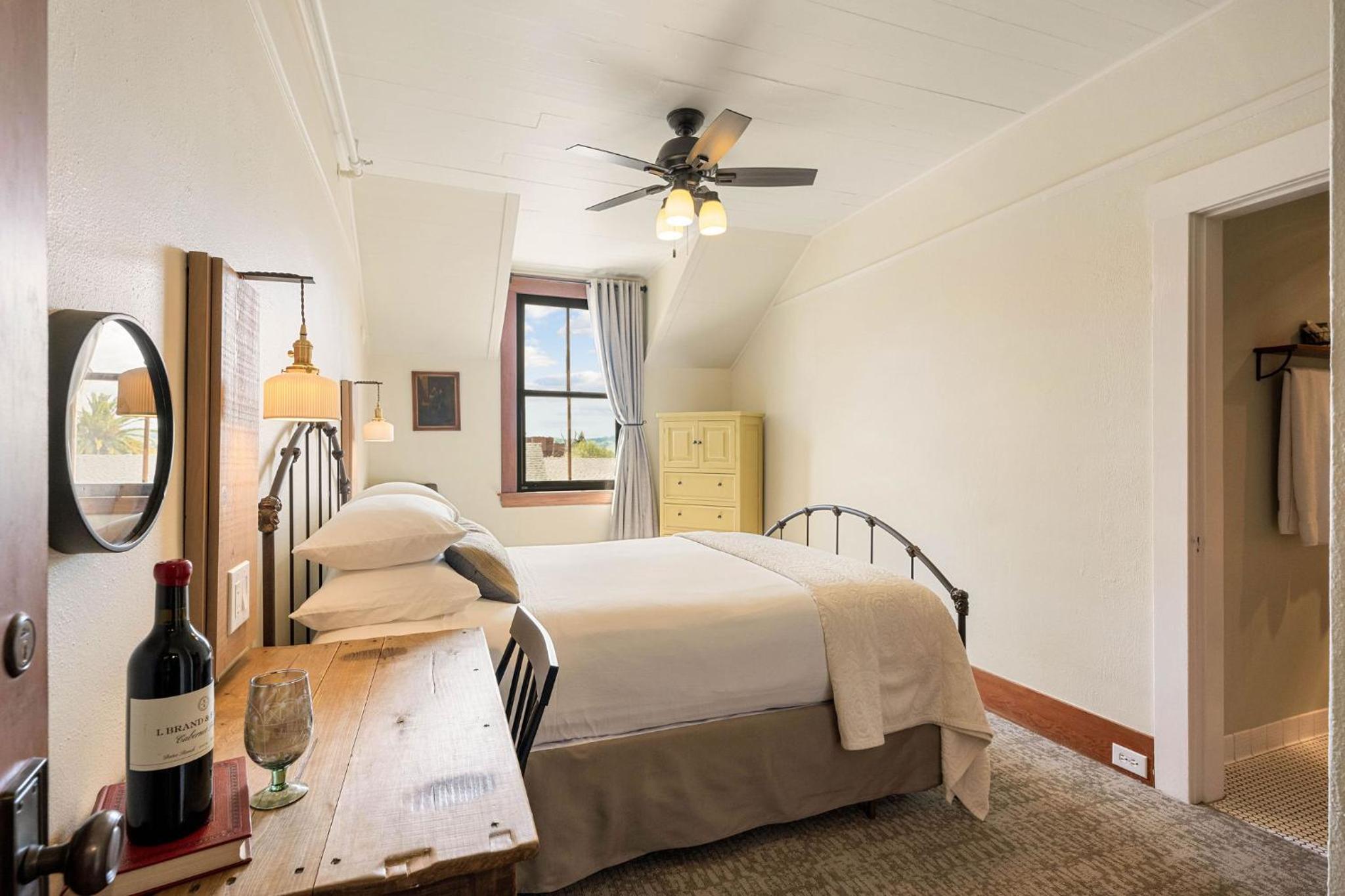 Standard Queen Room, Ensuite (Room 32) photo 2