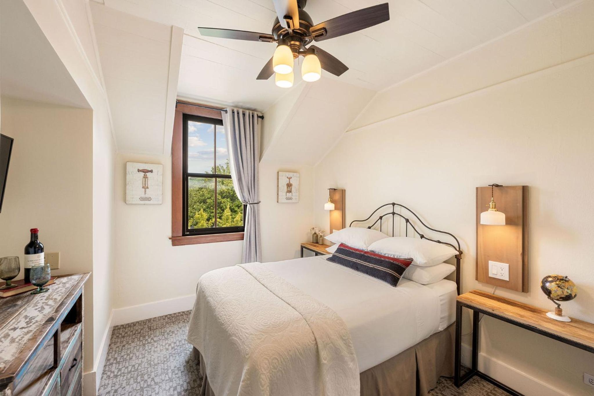 Standard Double Room, Bath in Hall (Room 34) photo 1
