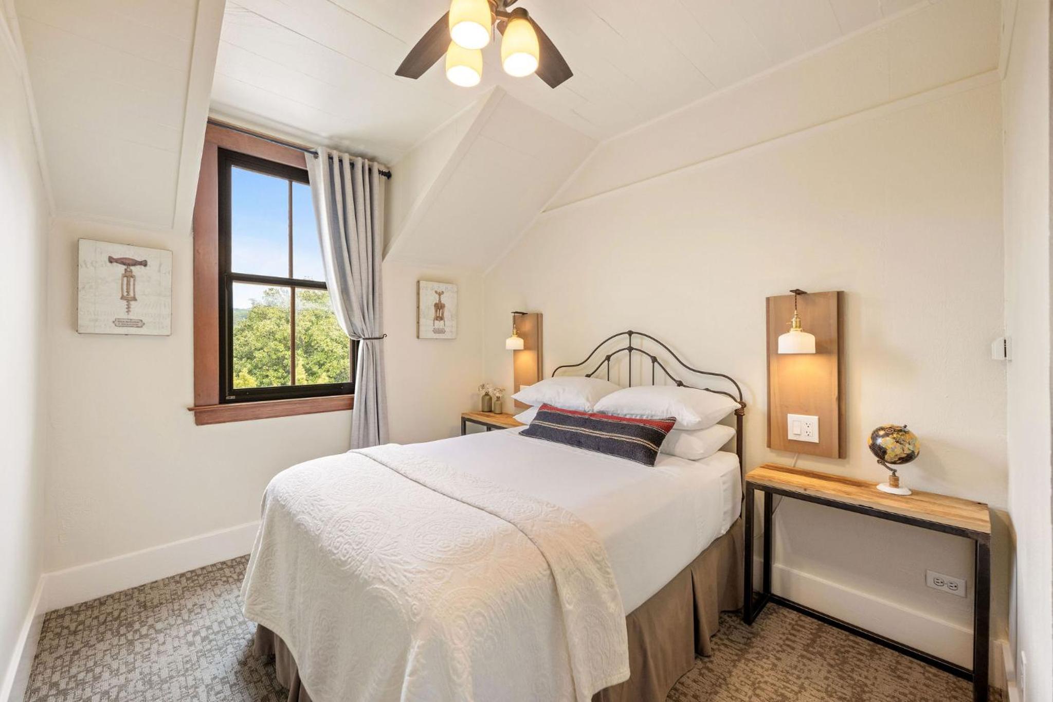 Standard Double Room, Bath in Hall (Room 34) photo 2