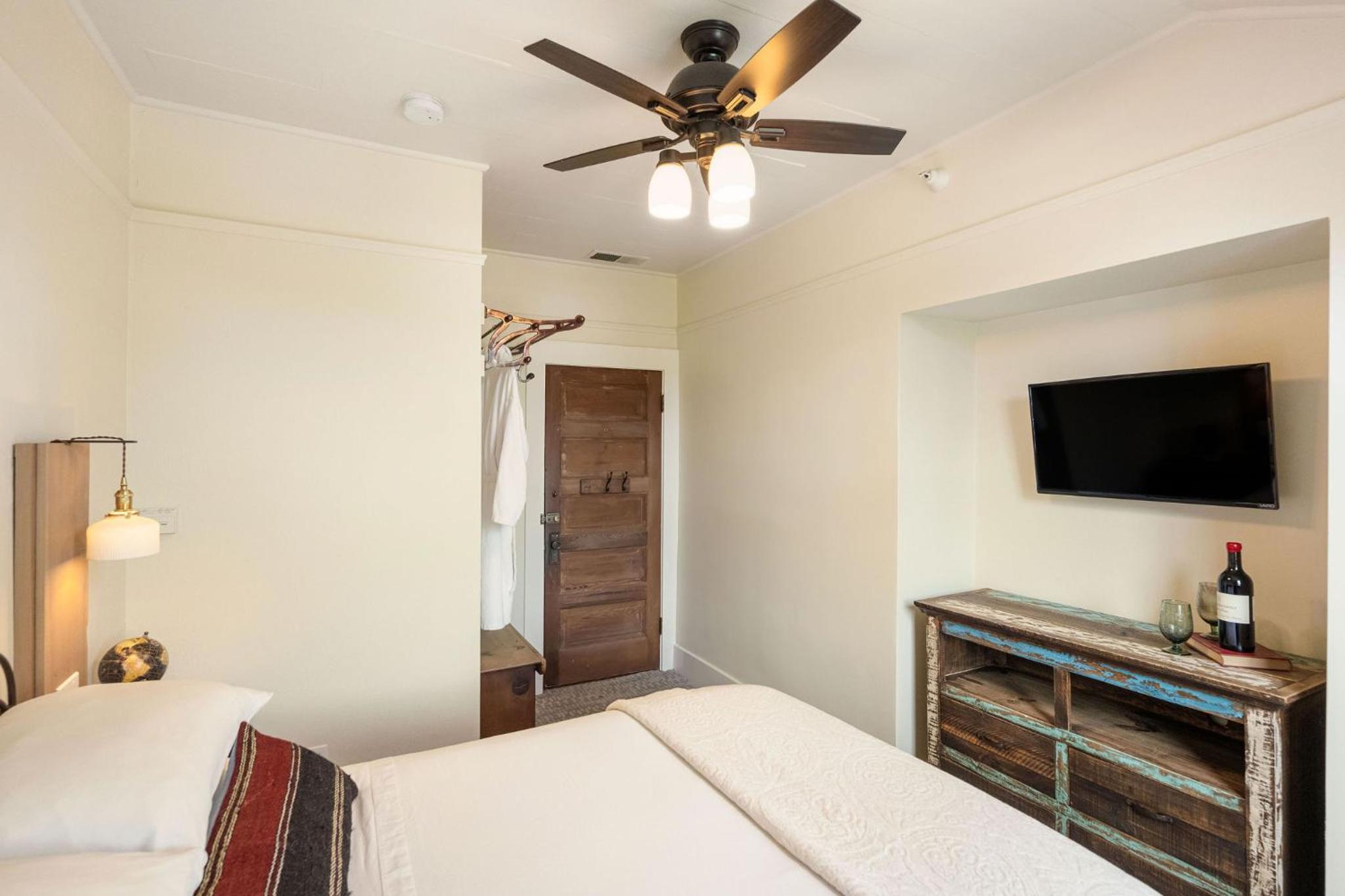 Standard Double Room, Bath in Hall (Room 34) photo 3
