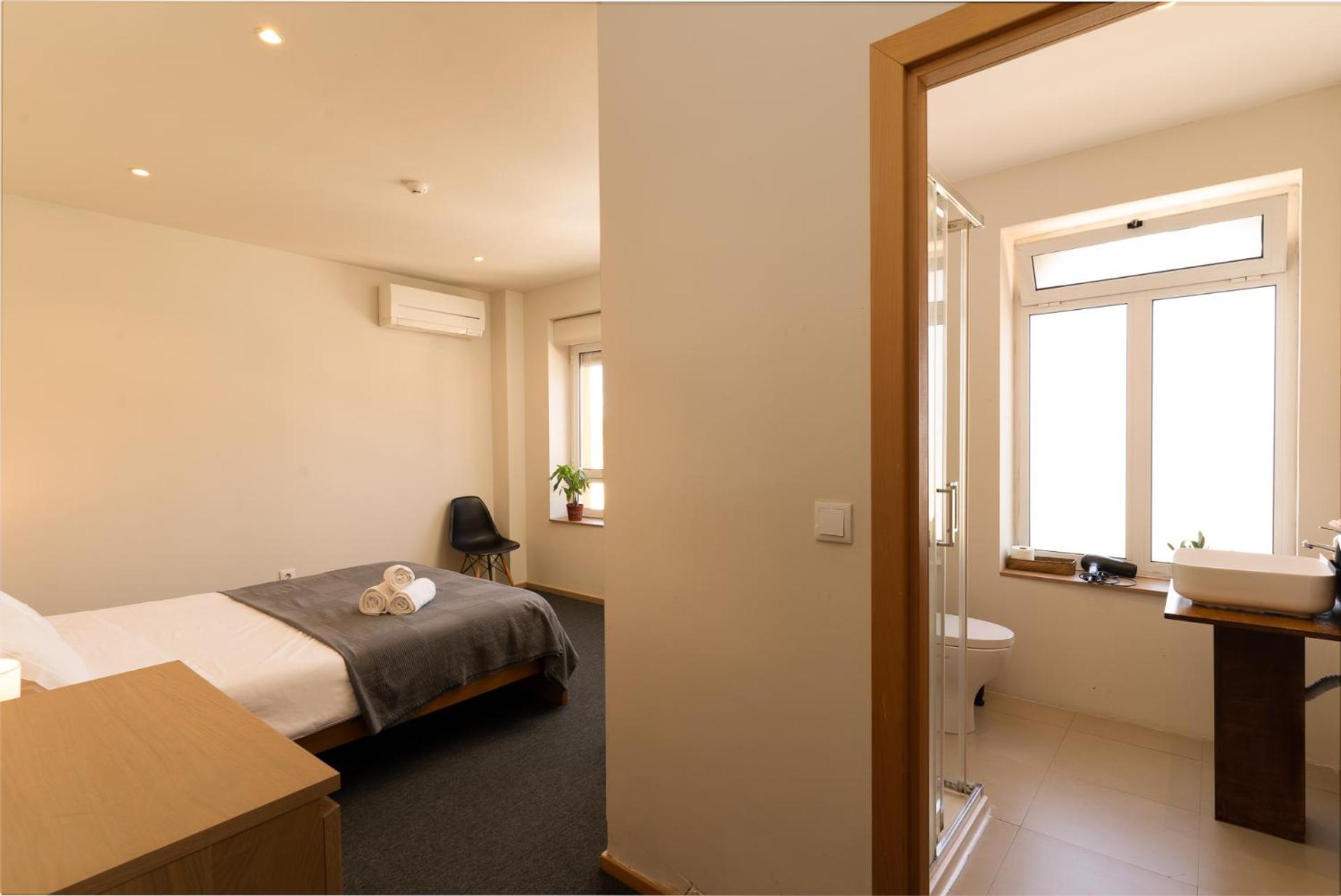 Double Room with Private Bathroom - Photo 4