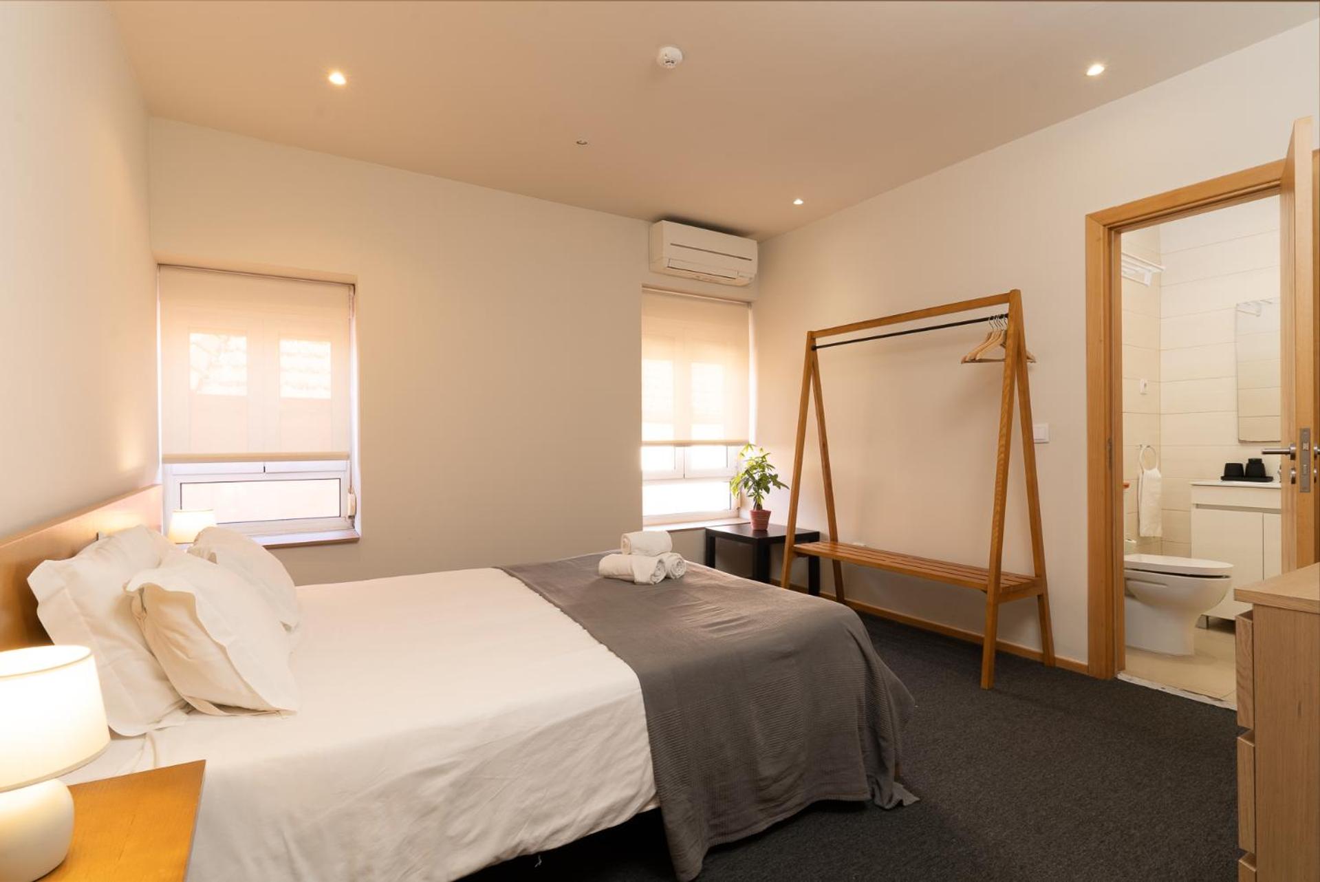 Double Room with Private Bathroom - Photo 16