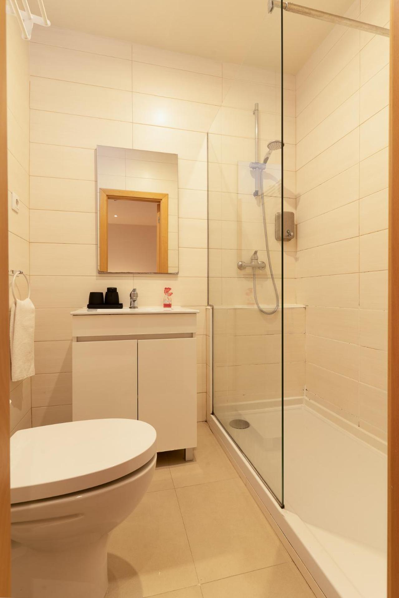 Double Room with Private Bathroom - Photo 13
