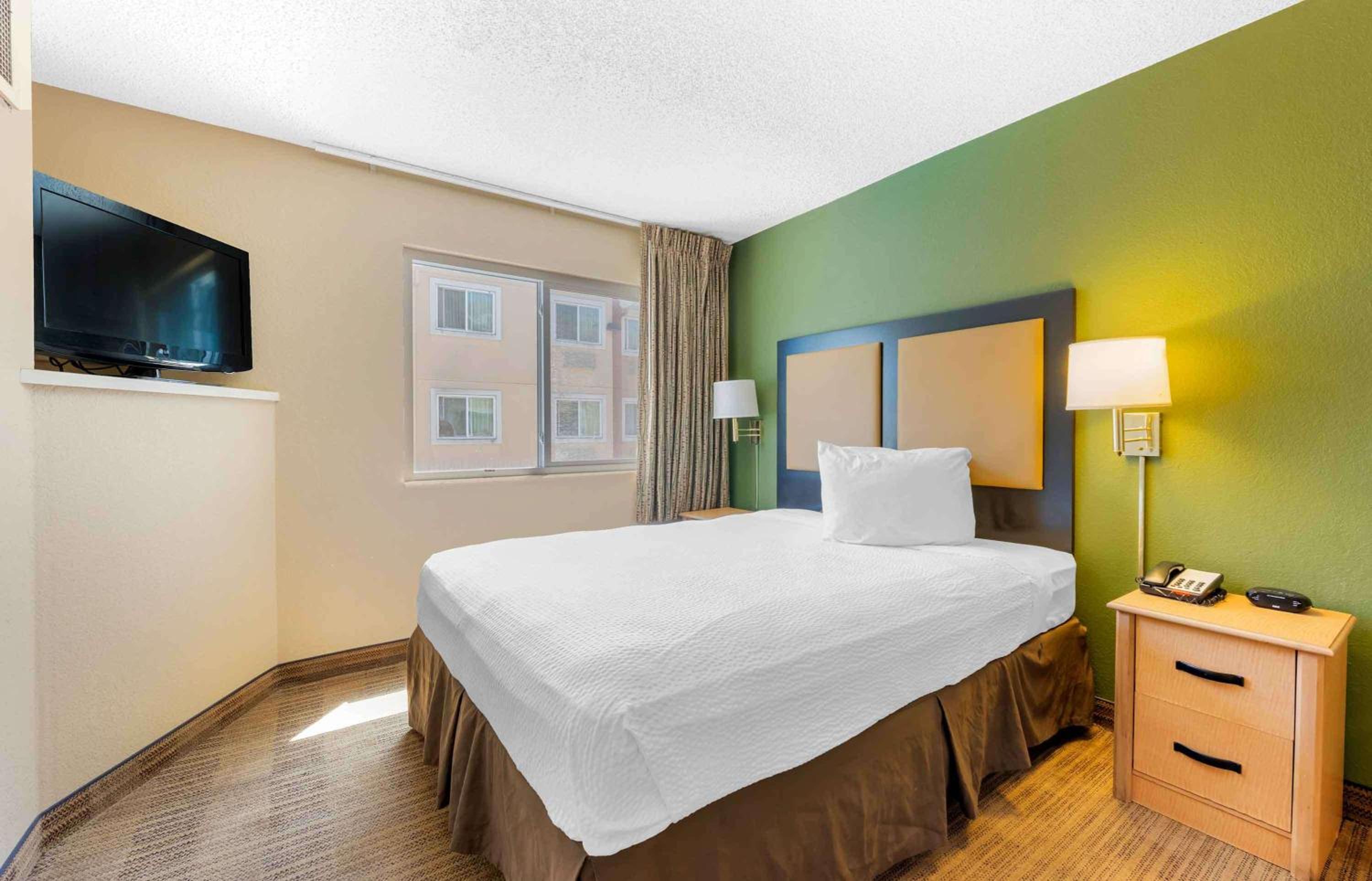 One Bedroom Suite with 1 Queen Bed - Non-Smoking photo 1