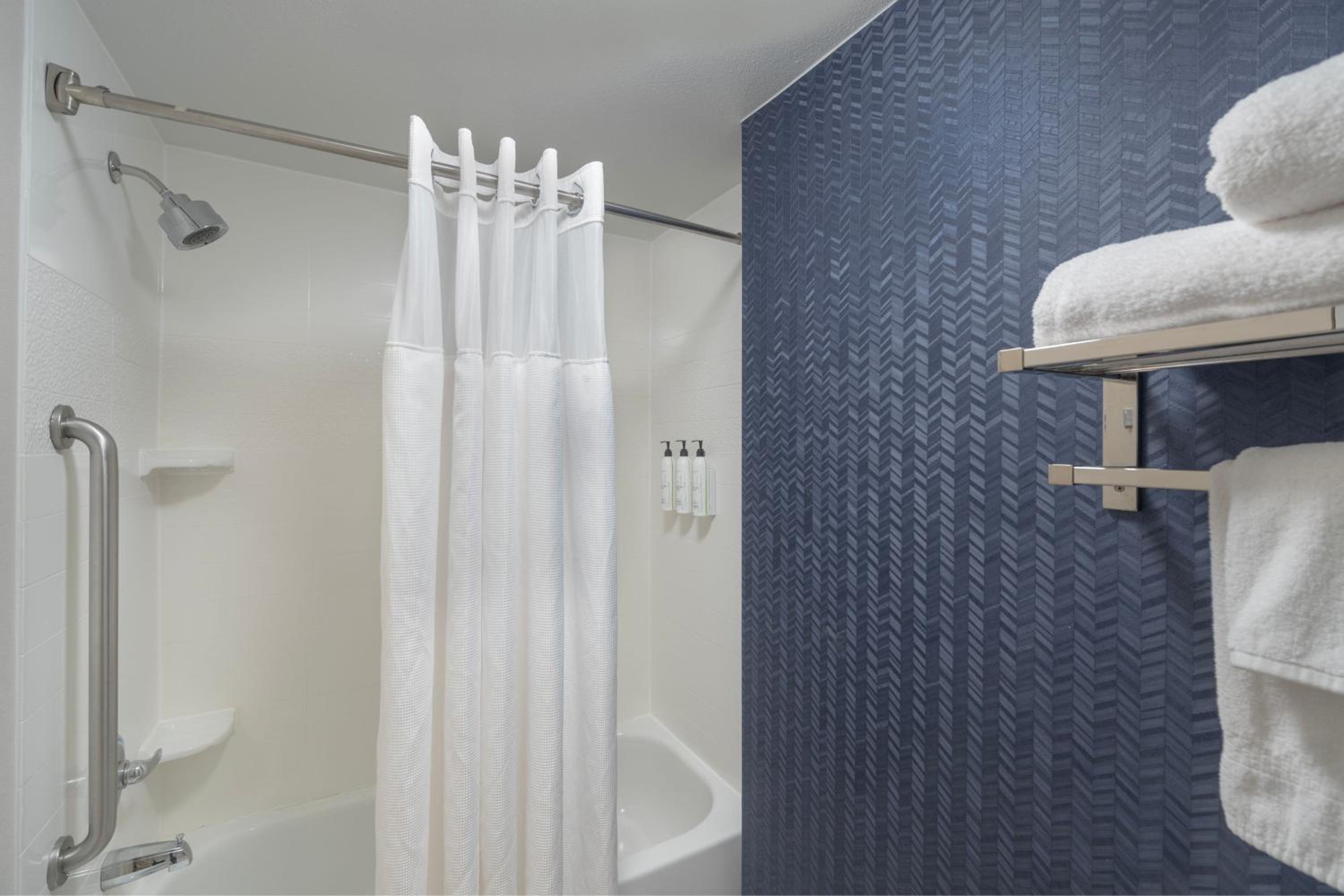 Queen Room - Hearing Accessible - Photo 4