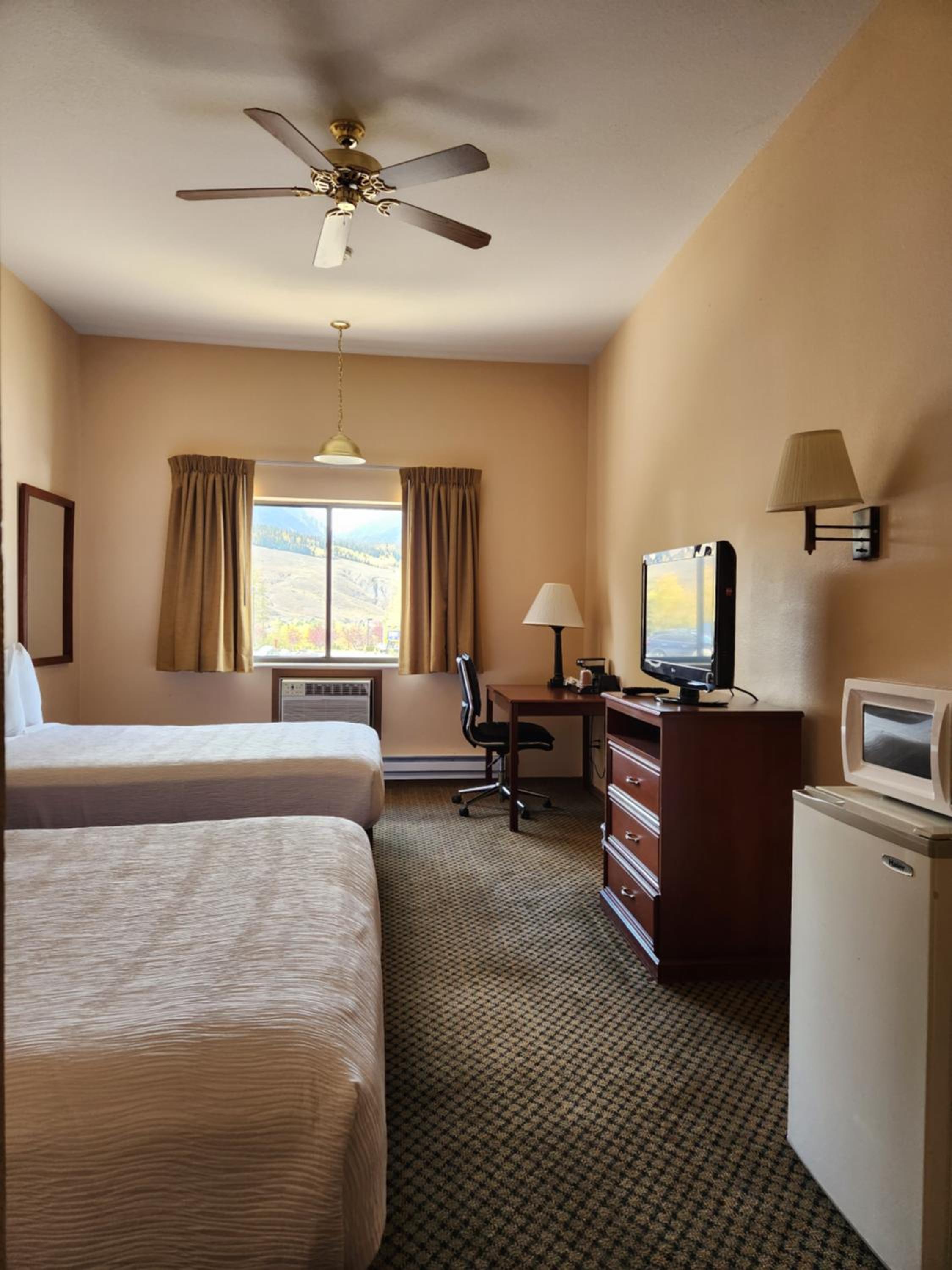 Standard Double Queen Room - Photo 2