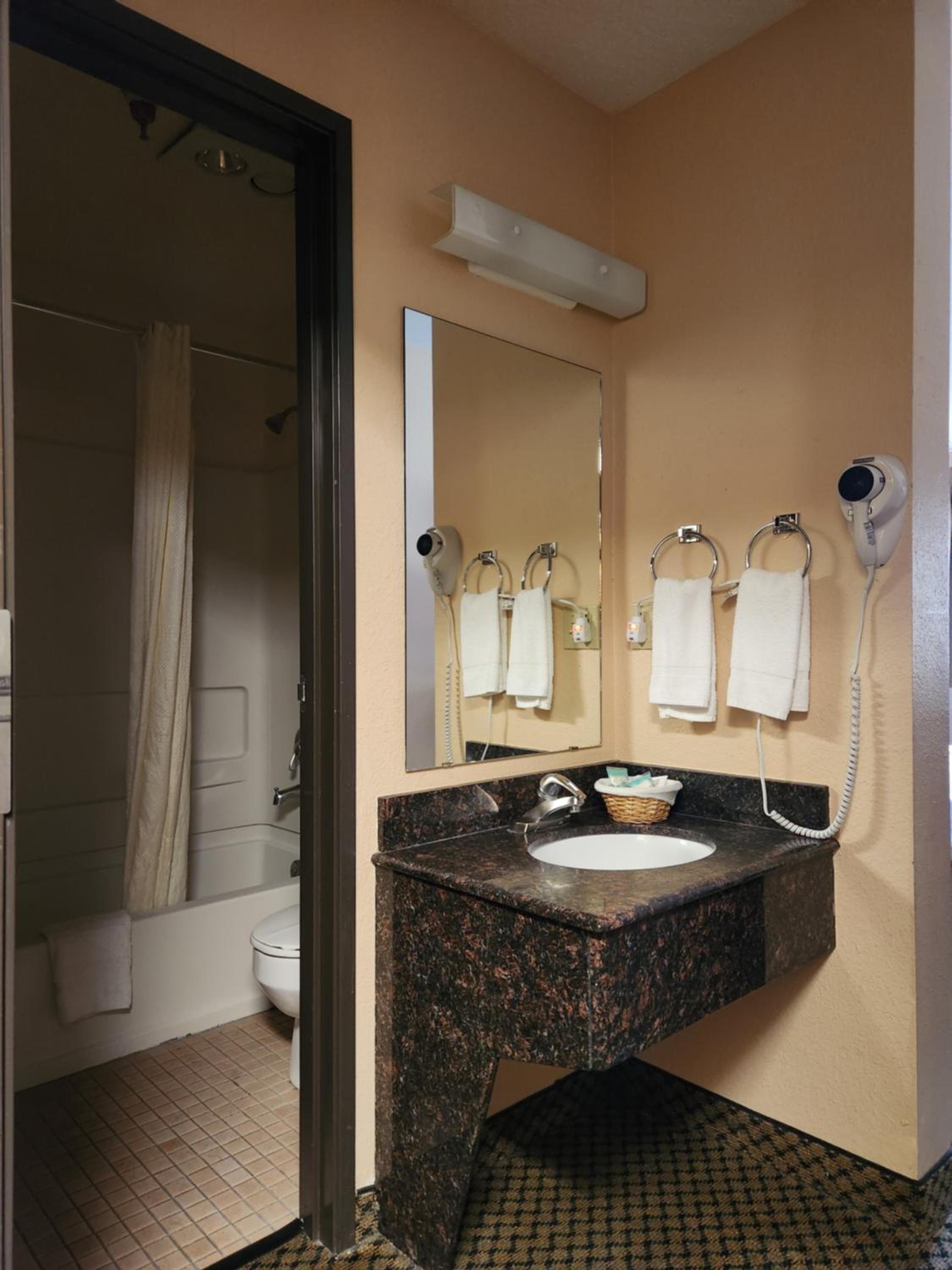 Standard Double Queen Room - Photo 5